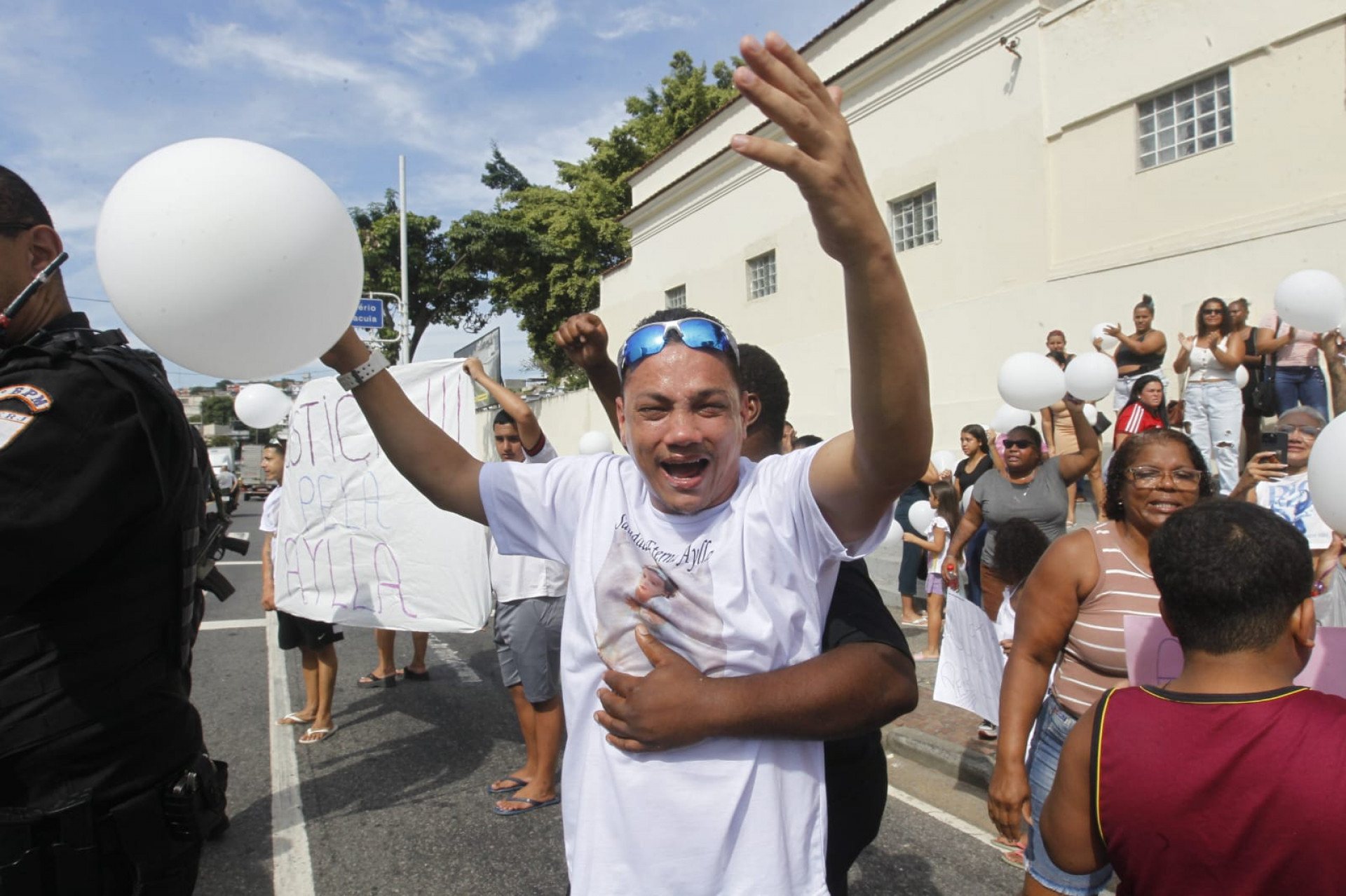 Andrey Lahyre, pai de Aylla, se emocionou em manifesta&ccedil;&atilde;o com pedido de justi&ccedil;a - Reginaldo Pimenta / Ag&ecirc;ncia O Dia