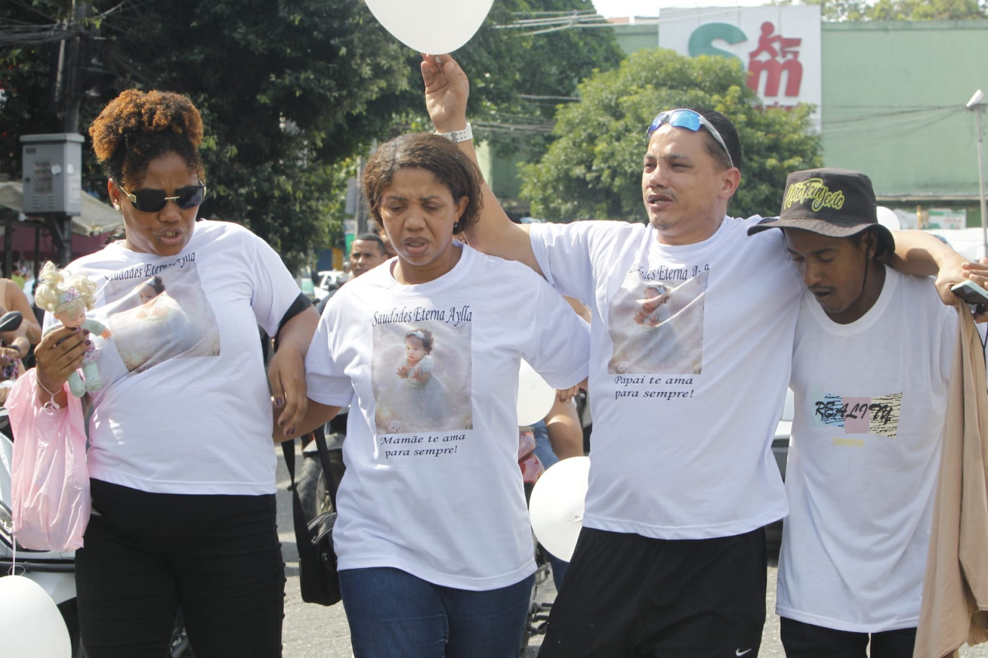 Familiares de Aylla Lahyre de Oliveira realizaram manifestação pedindo justiça - Reginaldo Pimenta / Agência O Dia