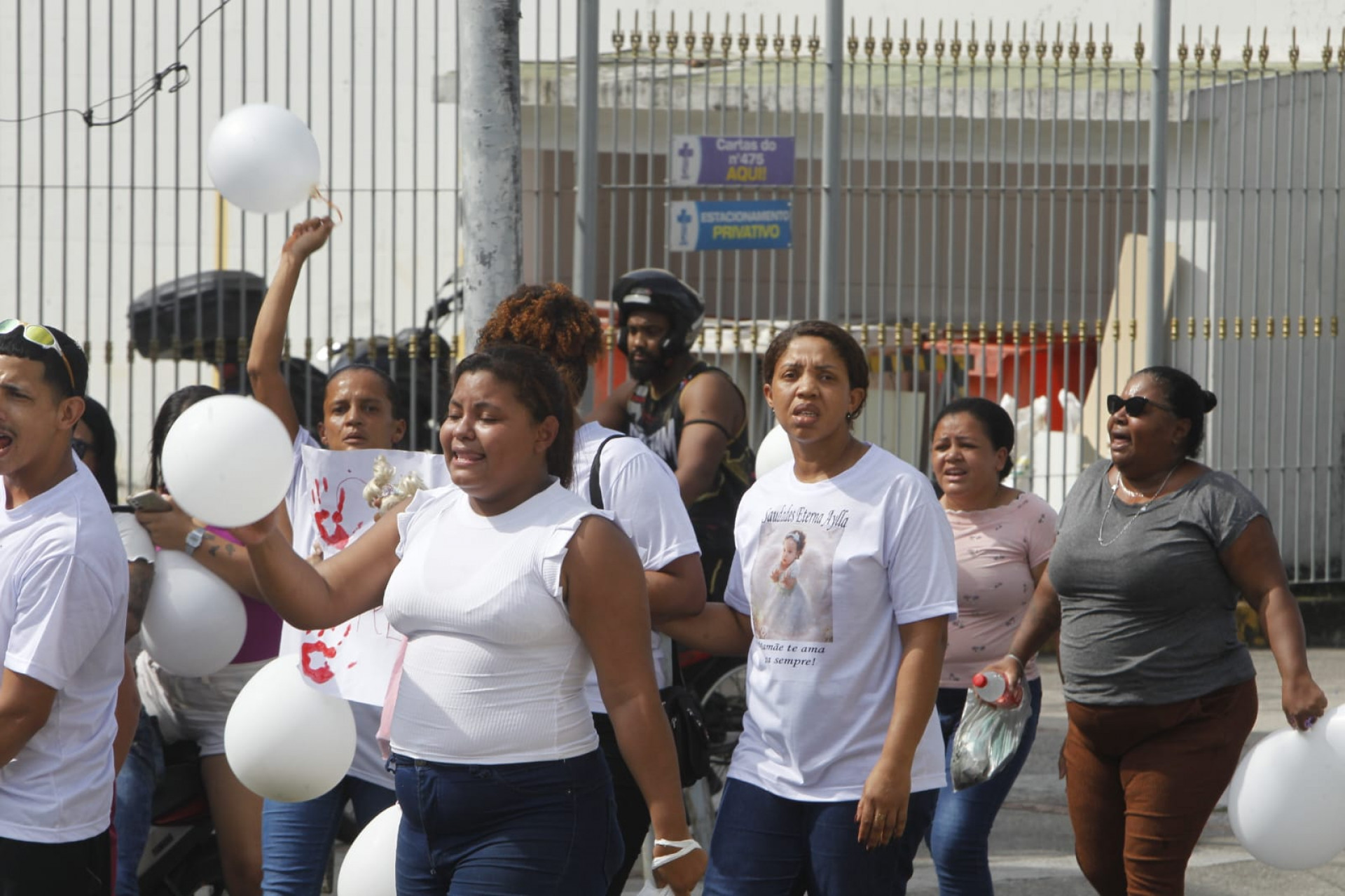 Familiares de Aylla Lahyre de Oliveira realizaram manifestação pedindo justiça - Reginaldo Pimenta / Agência O Dia