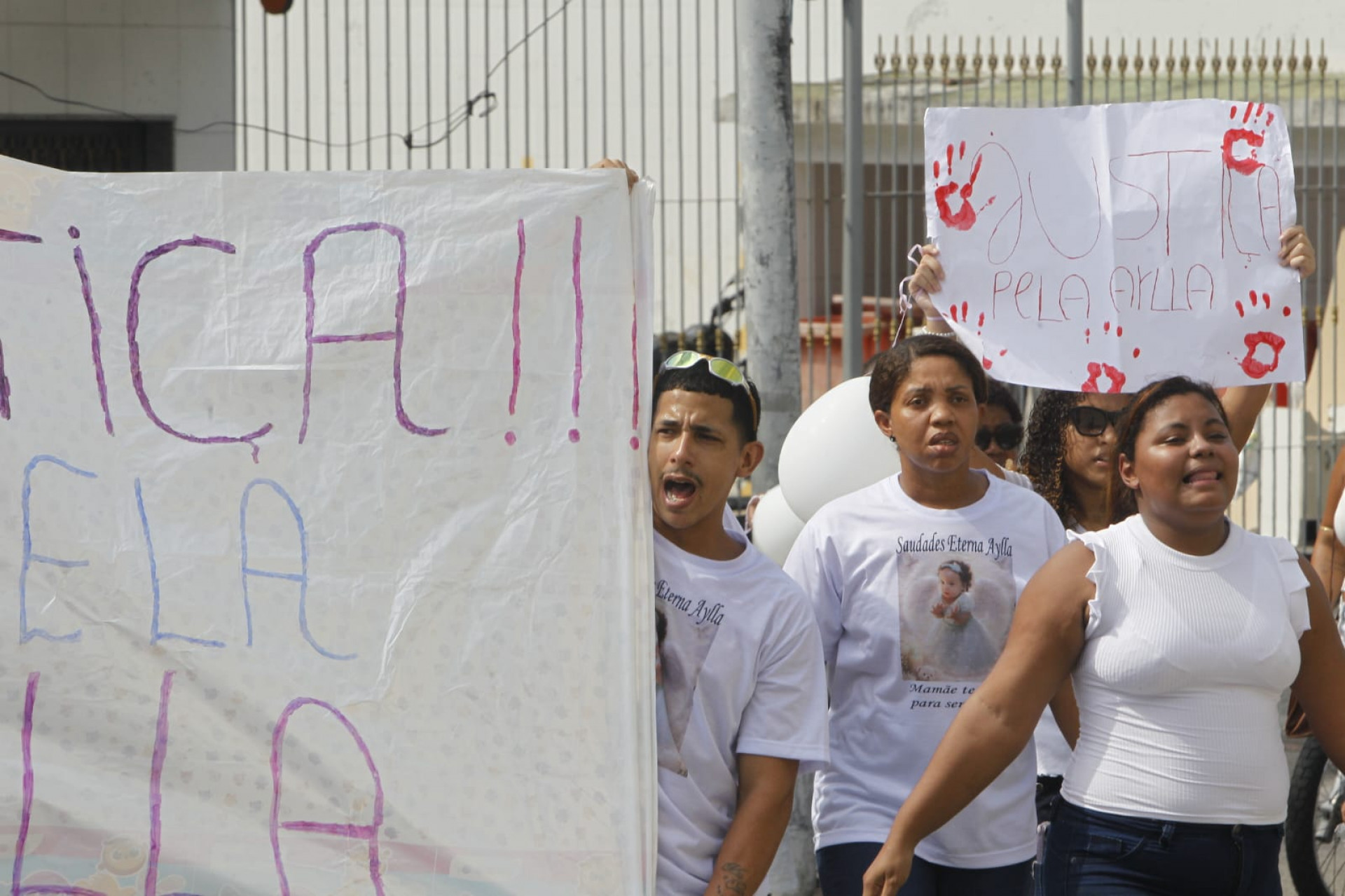 Familiares de Aylla Lahyre de Oliveira realizaram manifestação pedindo justiça - Reginaldo Pimenta / Agência O Dia