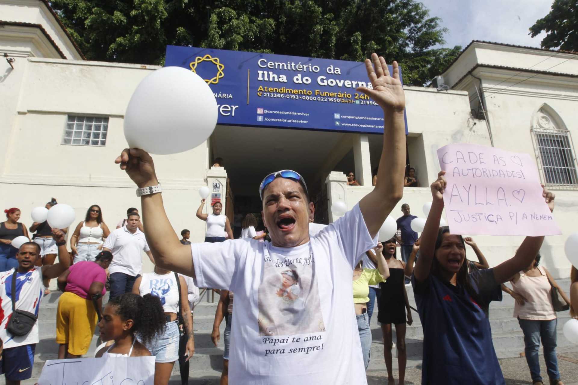 Andrey Lahyre, pai de Aylla, se emocionou em manifesta&ccedil;&atilde;o com pedido de justi&ccedil;a - Reginaldo Pimenta / Ag&ecirc;ncia O Dia