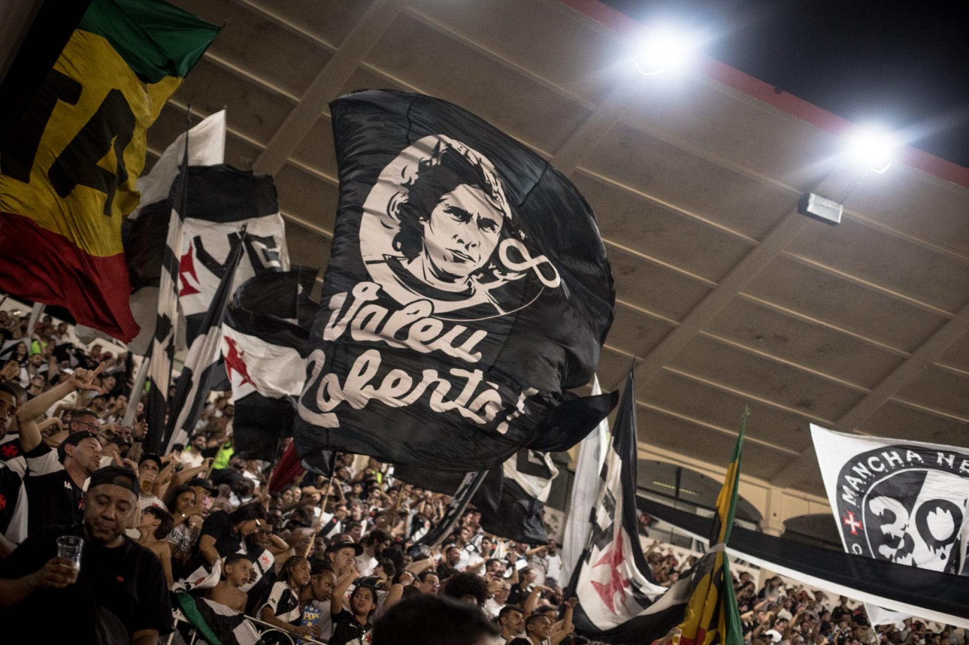 Bandeir&atilde;o da torcida em homenagem a Roberto Dinamite - Dikran Sahagian | Vasco da Gama