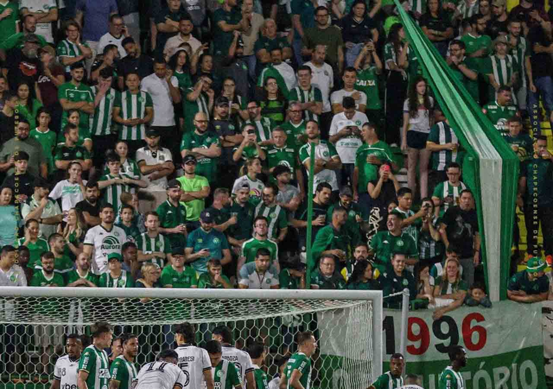Torcedores da Chapecoense deixam o est&aacute;dio aos 20 minutos do primeiro tempo