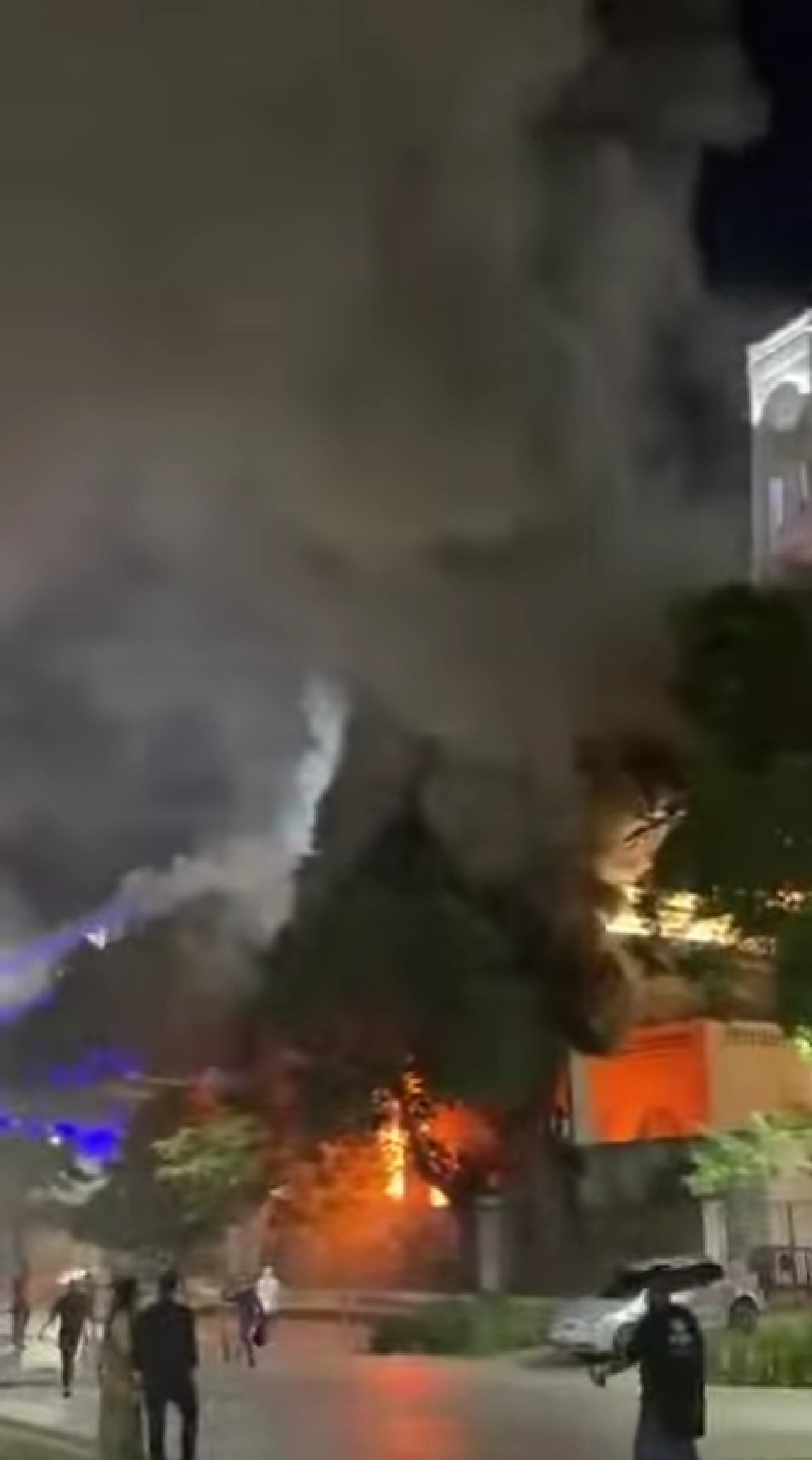 Incêndio atingiu o edifício Touring, na Praça Mauá, pouco depois da meia-noite