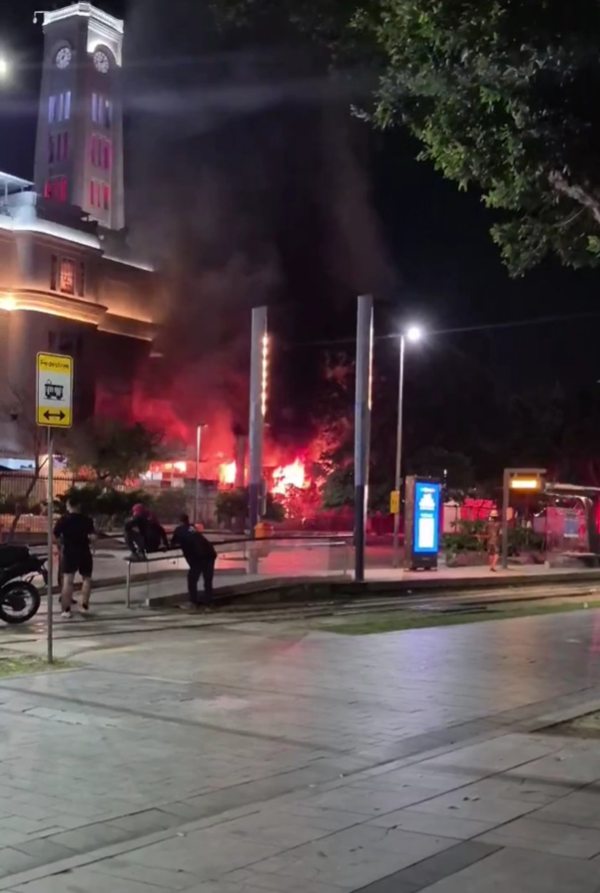 Incêndio atingiu o edifício Touring, na Praça Mauá, pouco depois da meia-noite