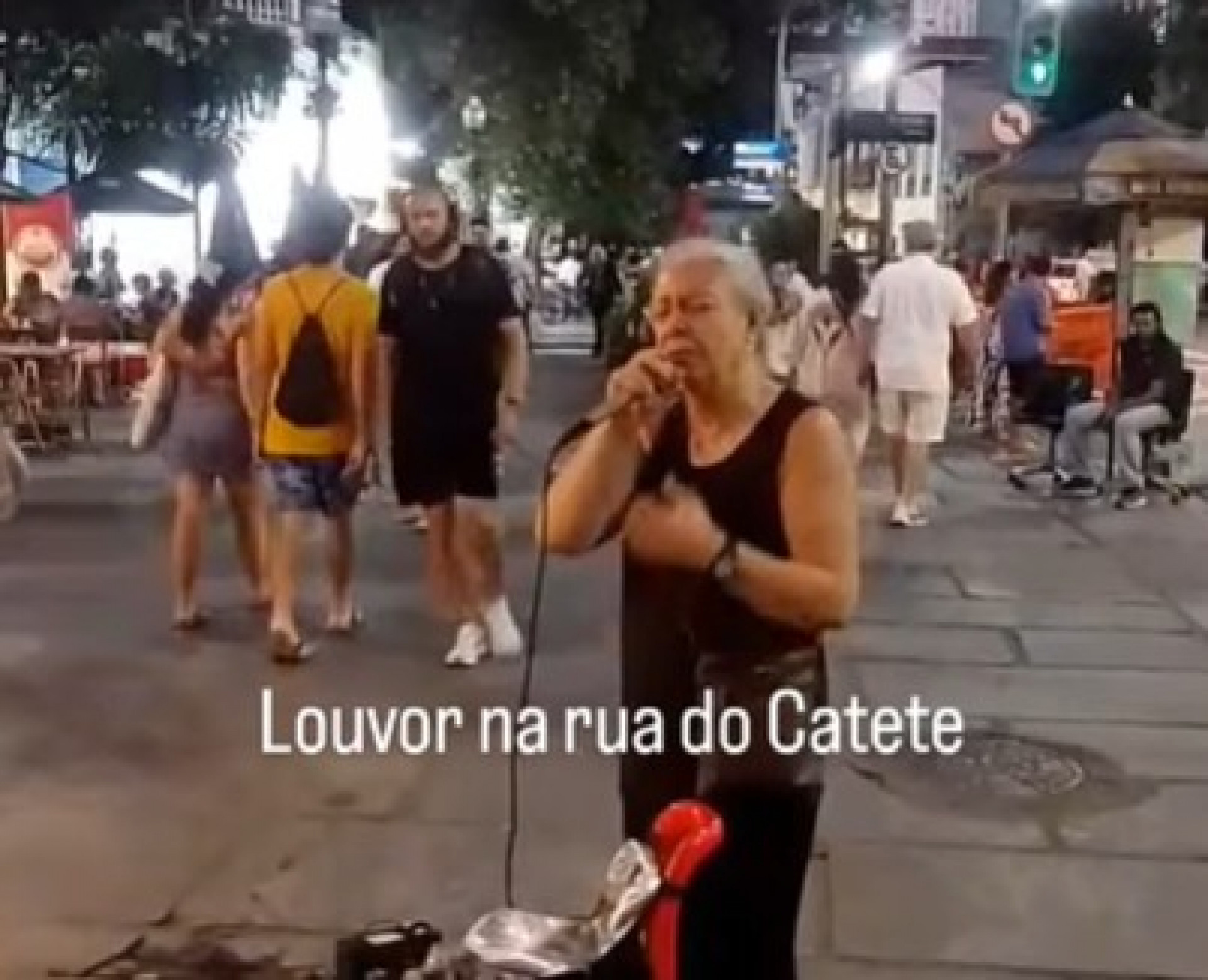 Fátima Candeias se apresenta cantando louvor no Catete - Reprodução / Redes Sociais