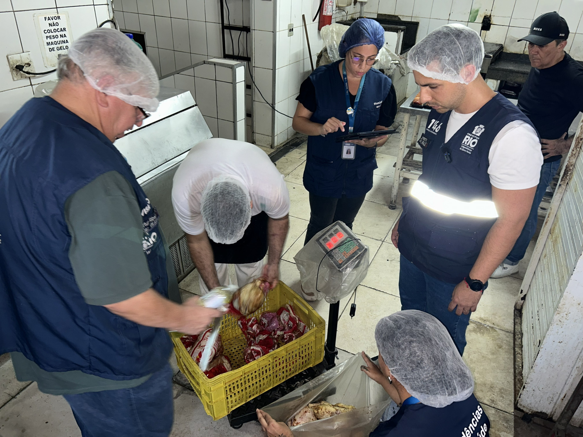 Fiscalização aconteceu nesta sexta-feira (17) em uma padaria da Rua Cardoso de Morais - Divulgação / Prefeitura do Rio