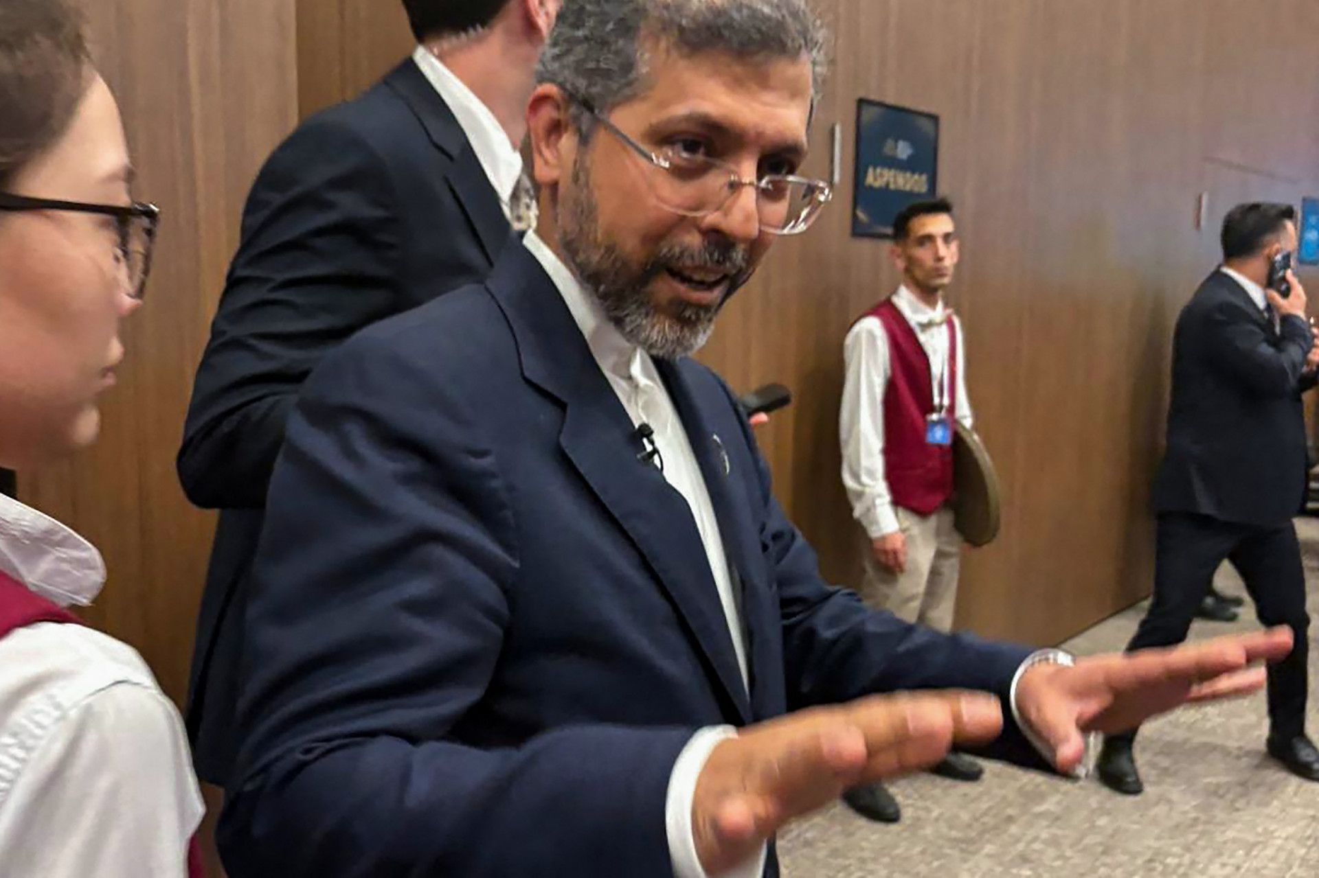 EUA 'não podem importar vontade' em Ormuz, alerta vice-chanceler do Irã