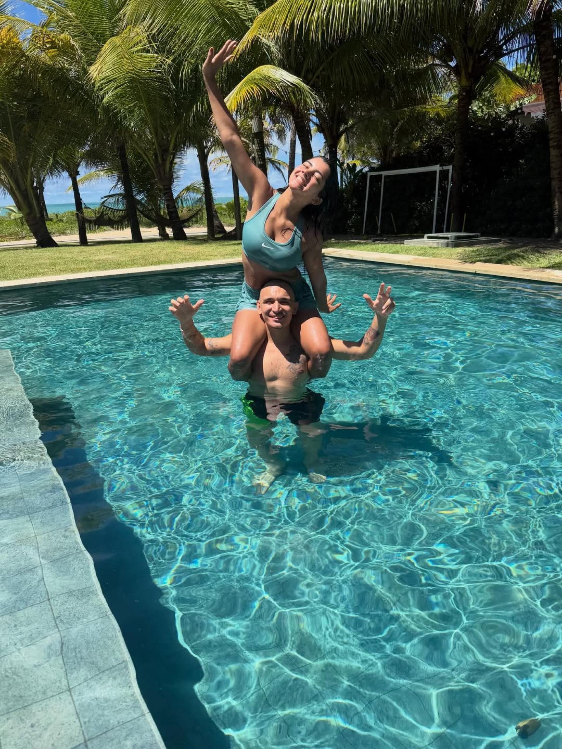 João Gomes e Ary Mirelle curtem piscina juntinhos  - Reprodução / Instagram