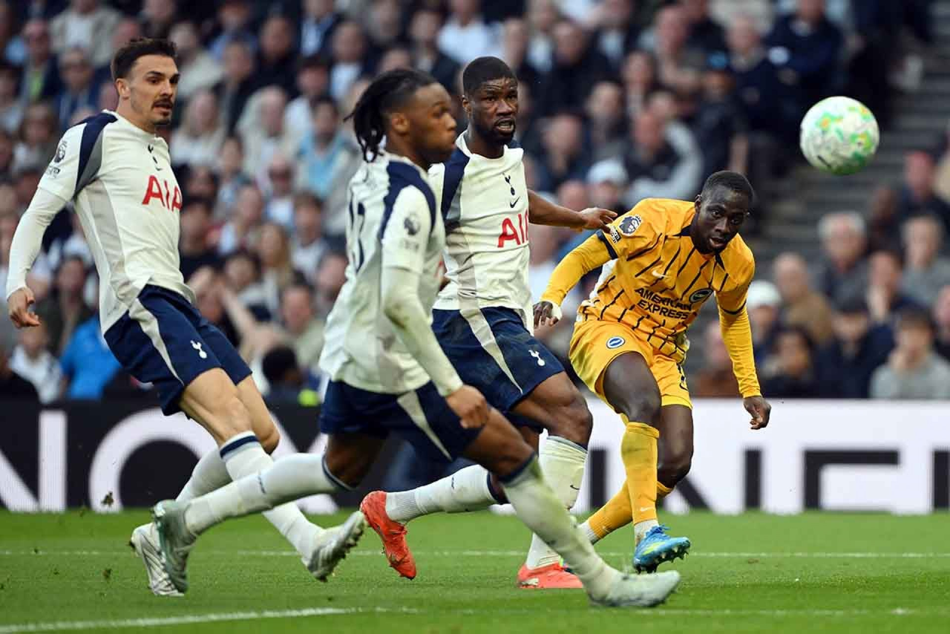 Tottenham sofre empate nos acr&eacute;scimos e segue na zona de rebaixamento da Premier League