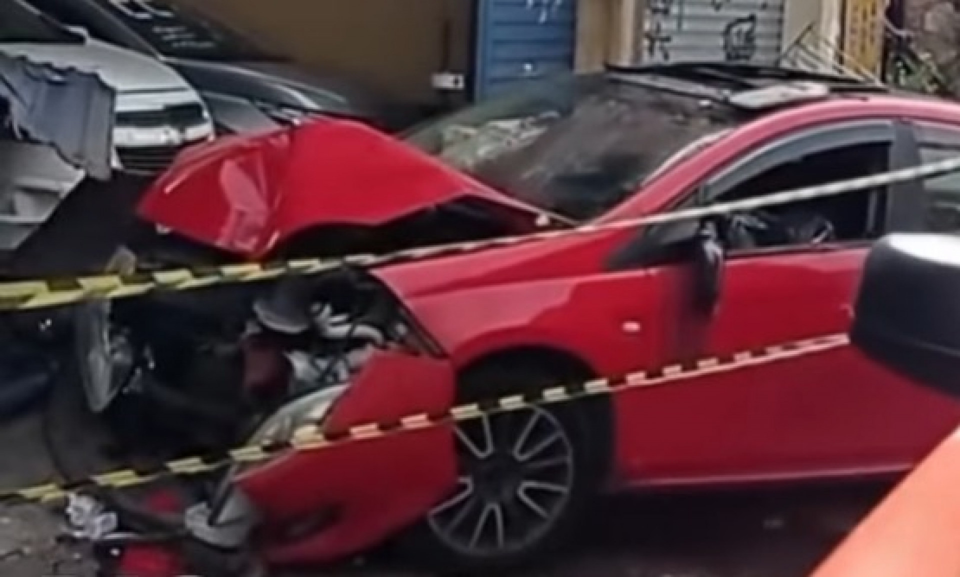 Motorista morre baleado na Abolição; carro chegou a colidir contra loja