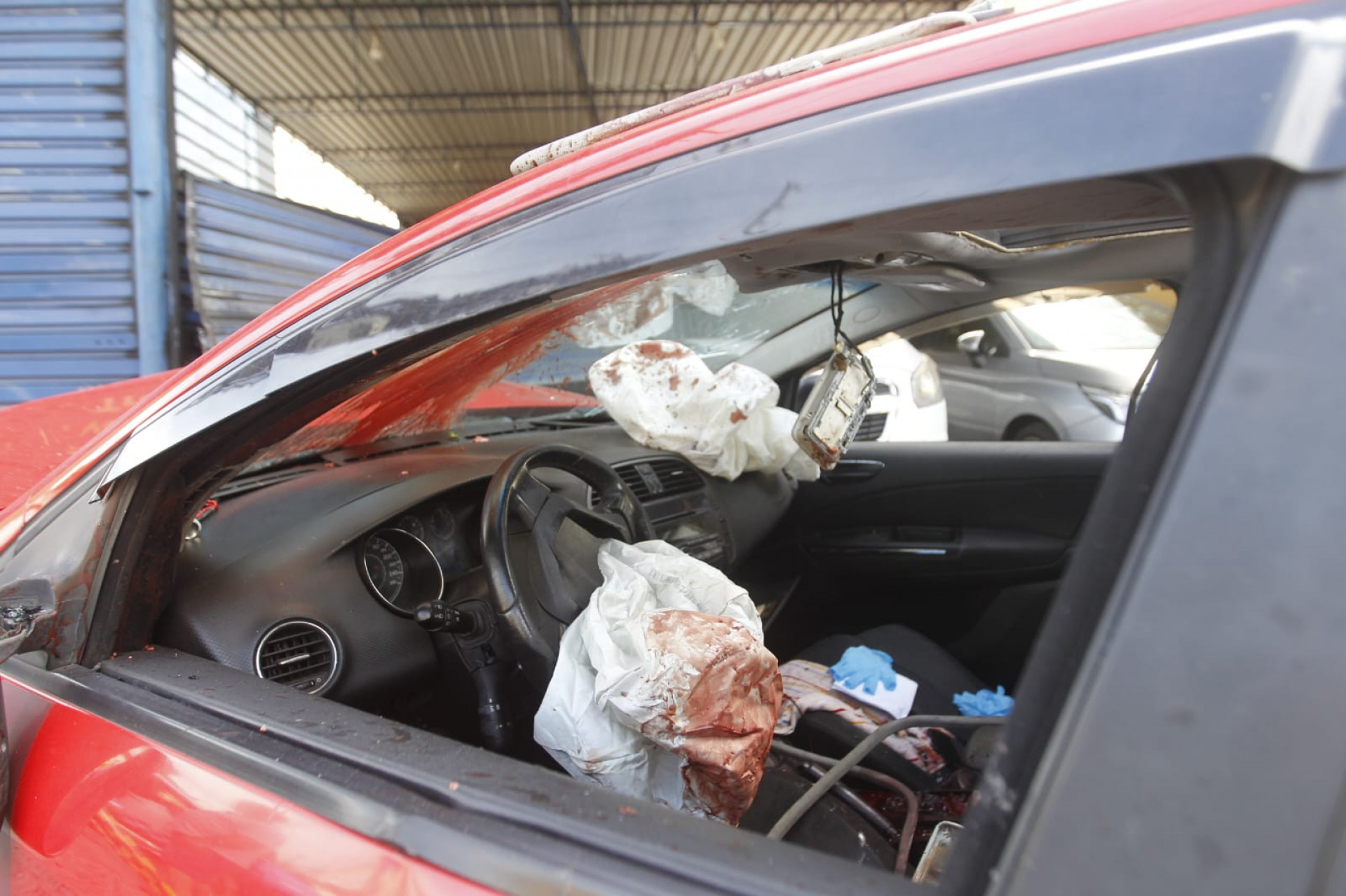 Interior do carro está manchado com o sangue da vítima  - Reginaldo Pimenta / Agência O Dia