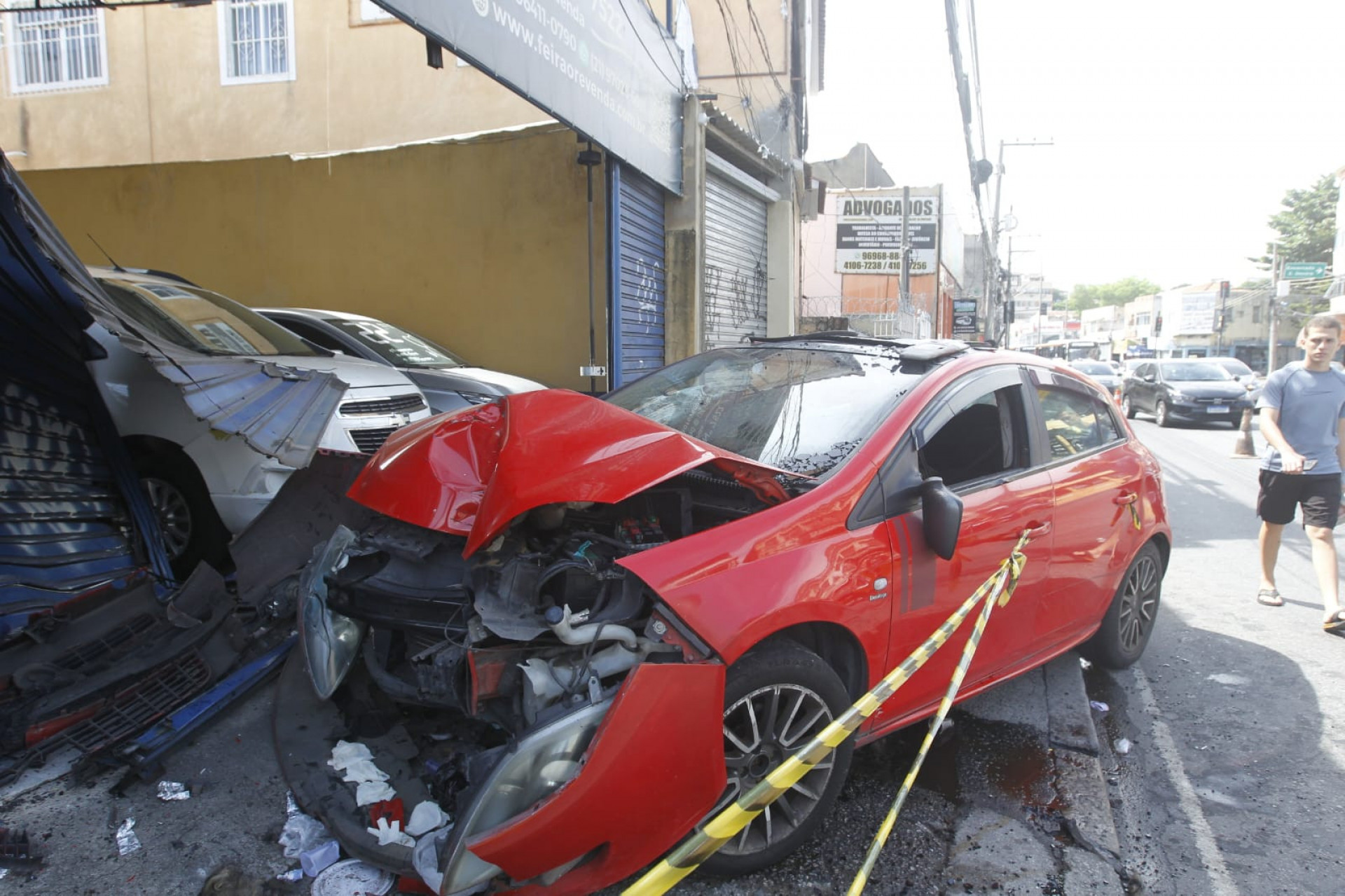 Carro da vítima ficou destruído após a batida - Reginaldo Pimenta / Agência O Dia