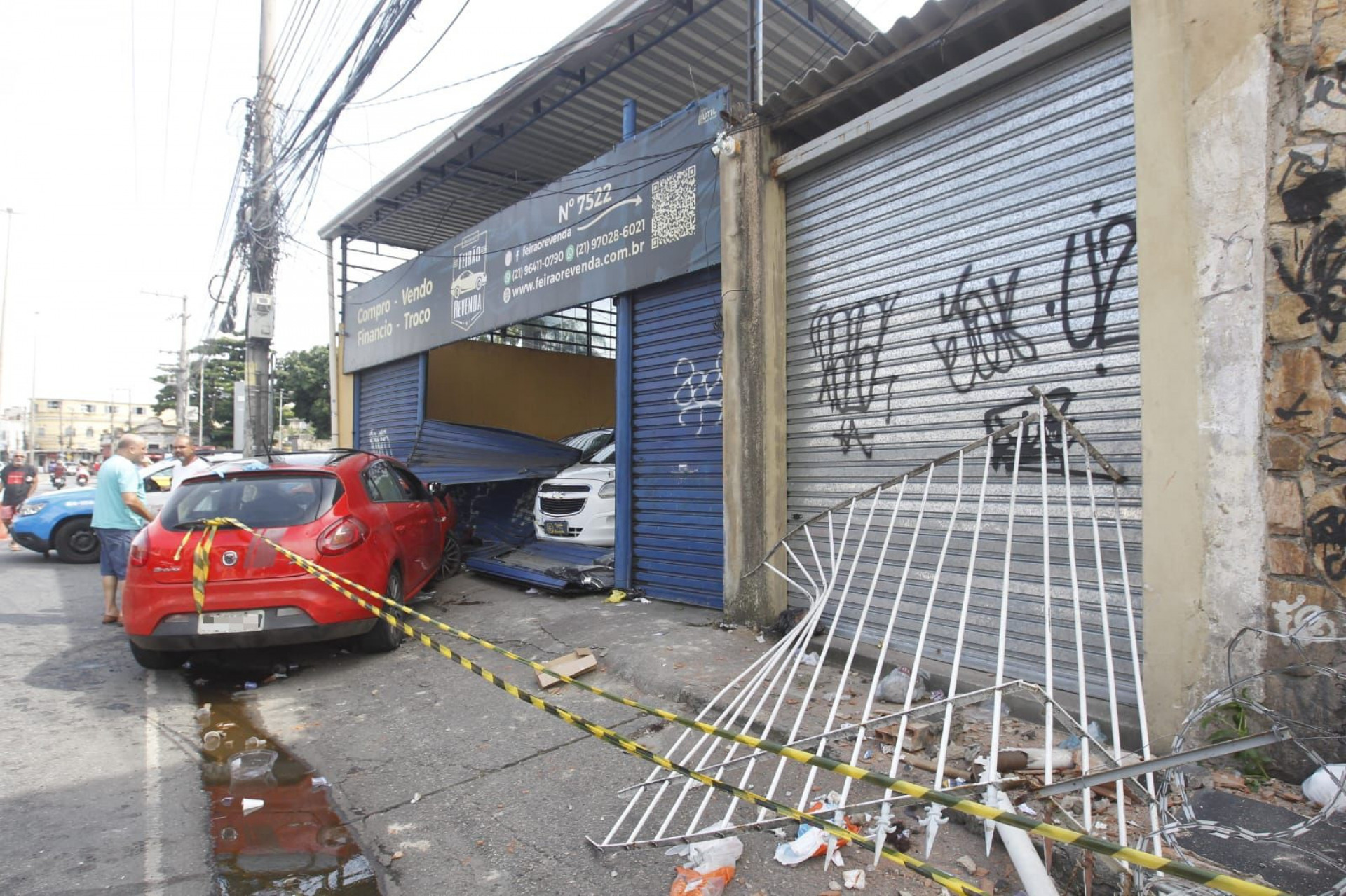 Motorista foi baleado na manhã deste sábado (18), perdeu controle da direção e morreu na Abolição - Reginaldo Pimenta / Agência O Dia