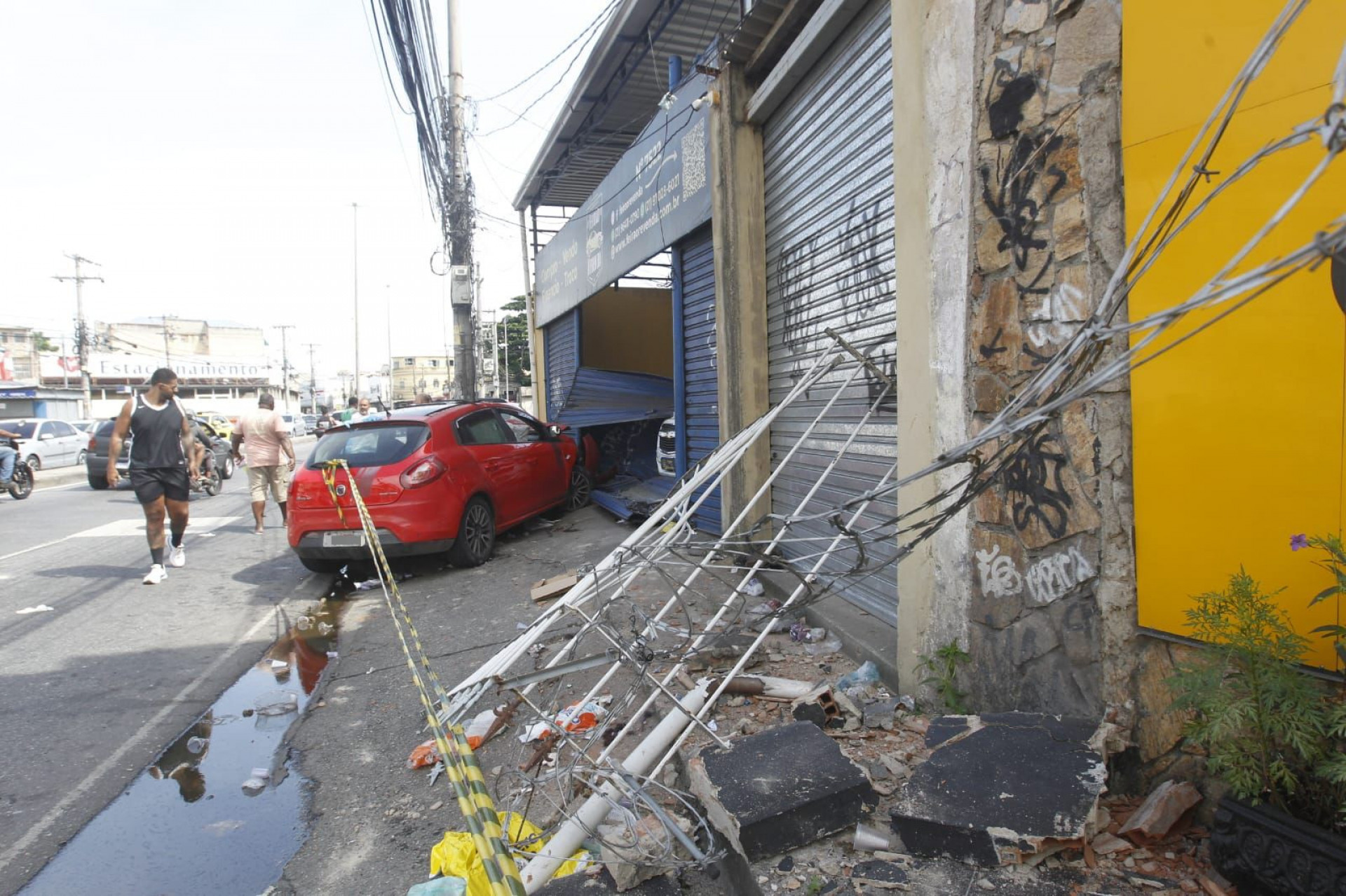 Fachada da loja de revenda e grades de um salão ao lado foram danificadas após a colisão - Reginaldo Pimenta / Agência O Dia