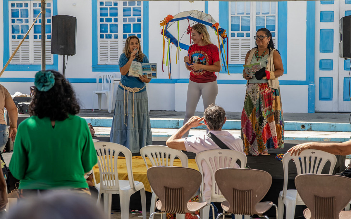 Crianças e adultos participam de atividades literárias e descobrem autores locais durante evento no Centro de Macaé