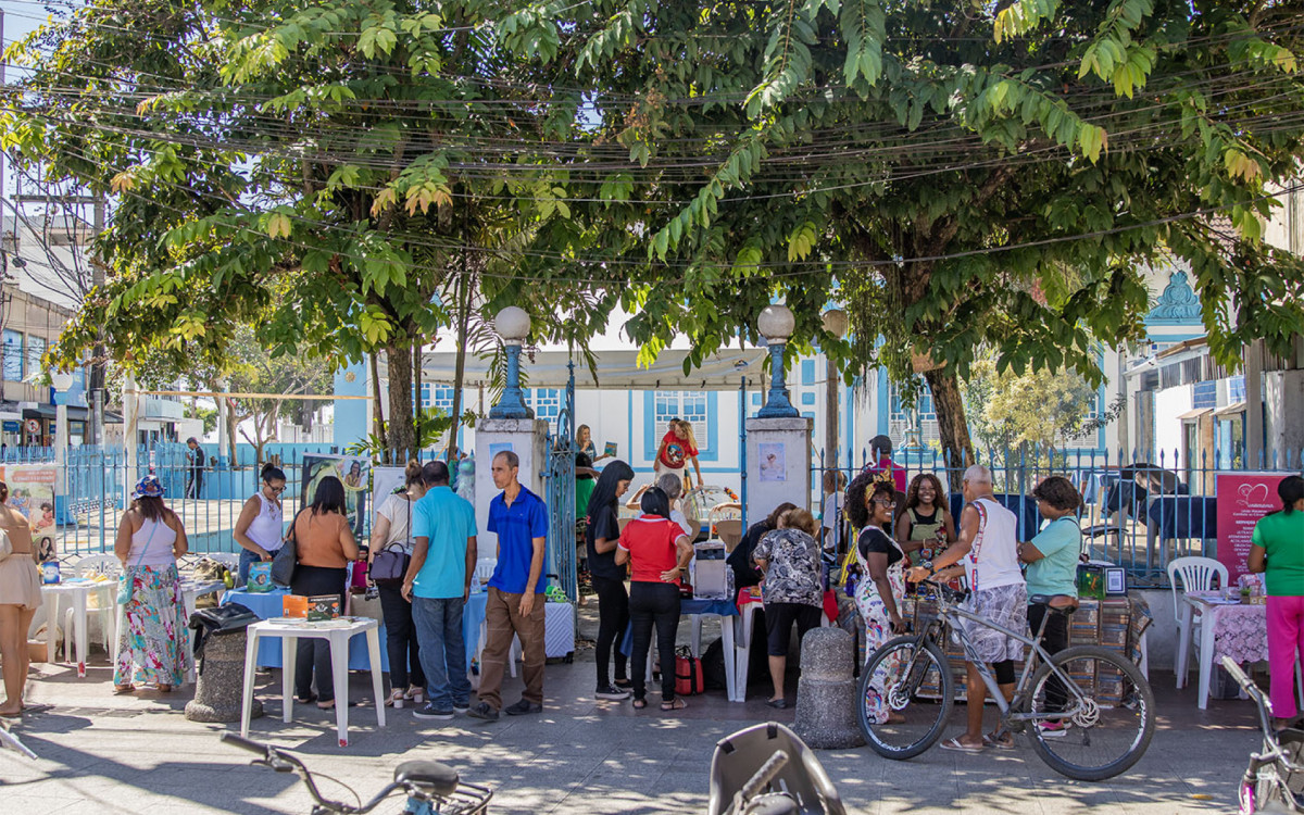 Crianças e adultos participam de atividades literárias e descobrem autores locais durante evento no Centro de Macaé
