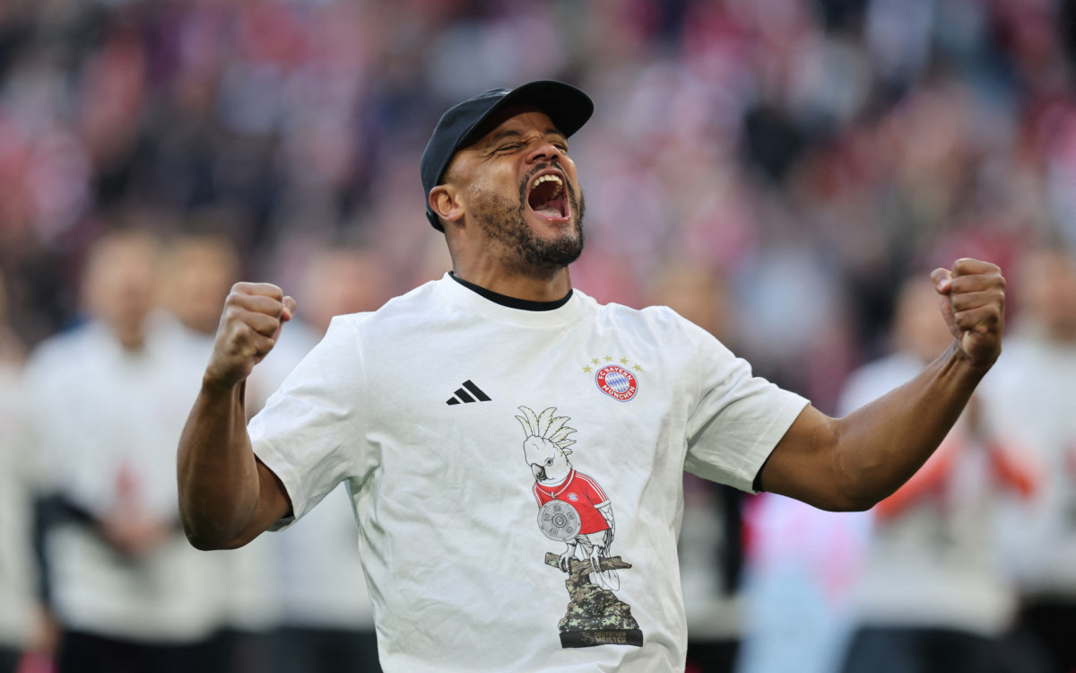 Técnico do Bayern de Munirque, Vincent Kompany comemora o título do Campeonato Alemão