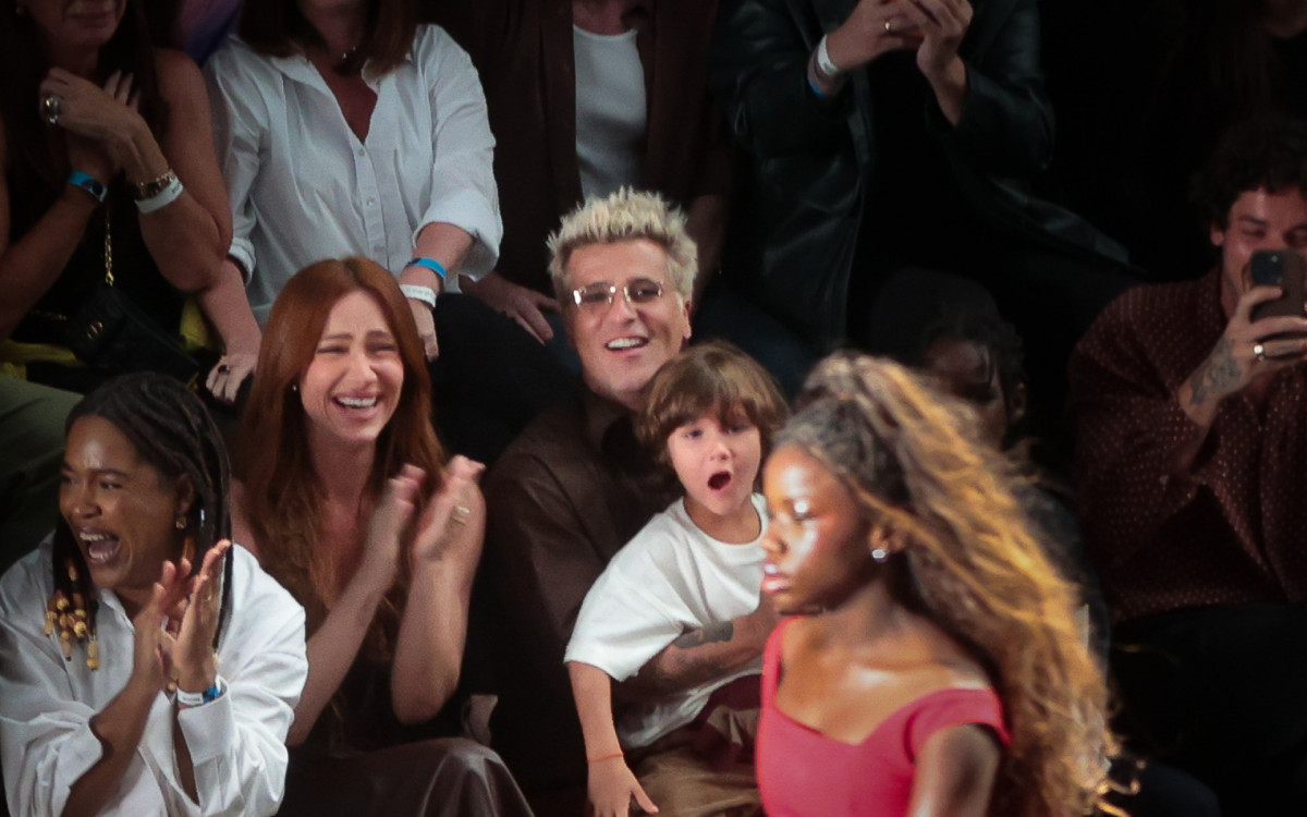 Giovanna Ewbank e Bruno Gagliasso se emocionam com estreia da filha T&iacute;ti na passarela