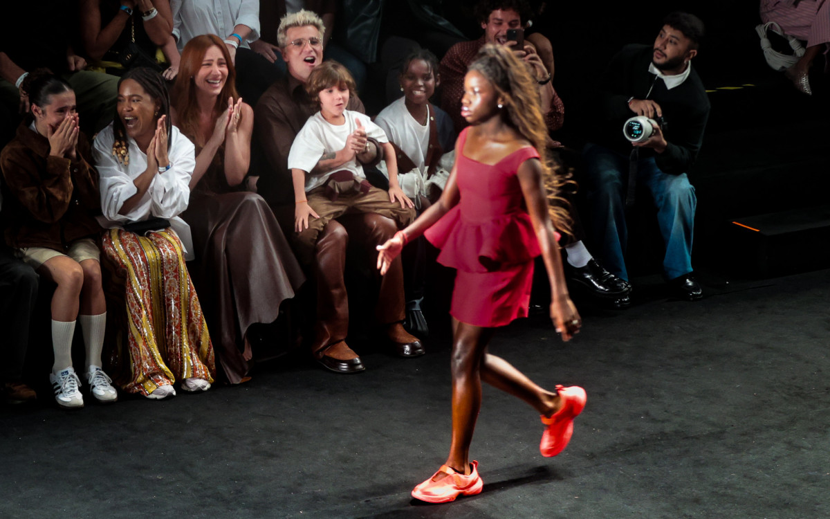 Giovanna Ewbank e Bruno Gagliasso se emocionam com estreia da filha Títi na passarela