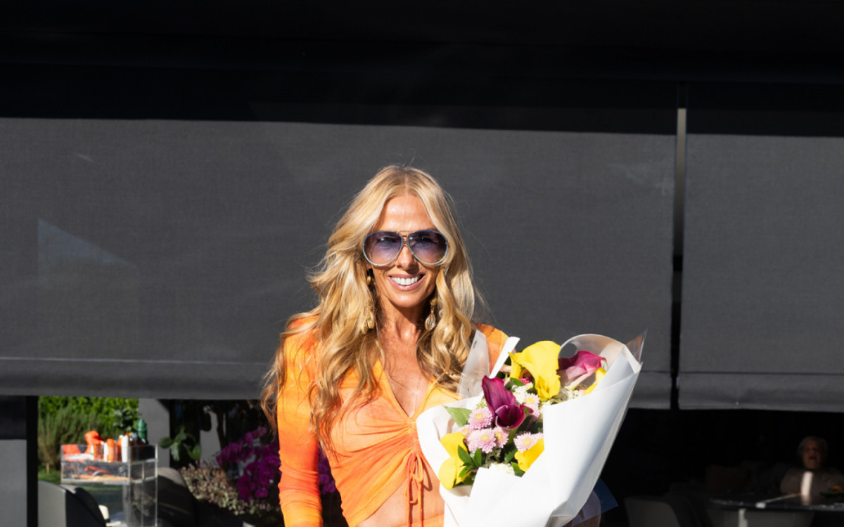 Adriane Galisteu comemora anivers&aacute;rio com fam&iacute;lia e amigos em casa no interior de S&atilde;o Paulo