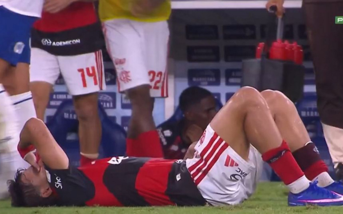 Paquetá deitado no gramado com dores