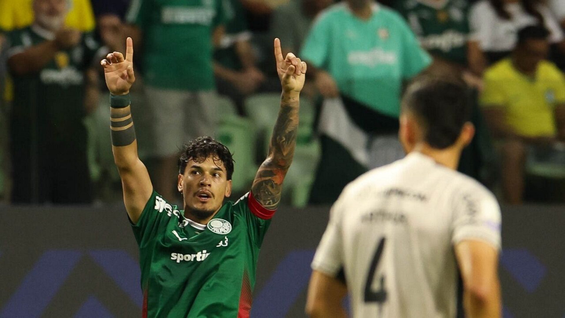 Palmeiras sofre, mas vence o Athletico e segue confort&aacute;vel na lideran&ccedil;a