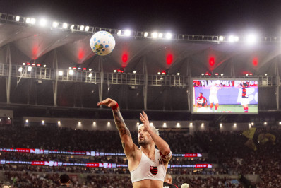 Com homenagem de Arrascaeta a Oscar Schmidt, Flamengo vence o Bahia no Maracanã
