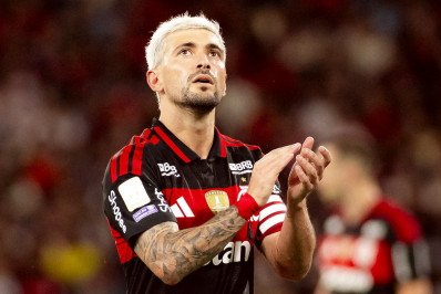 Após homenagem, Arrascaeta enaltece Oscar Schmidt: 'Fenômeno'