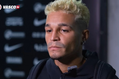 Adson entra bem em vitória do Vasco e responde sobre possível vaga no time titular