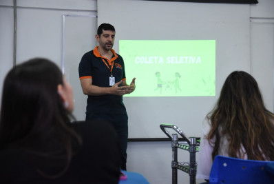 Clin realiza palestra sobre coleta seletiva na Faculdade de Nutrição da UFF