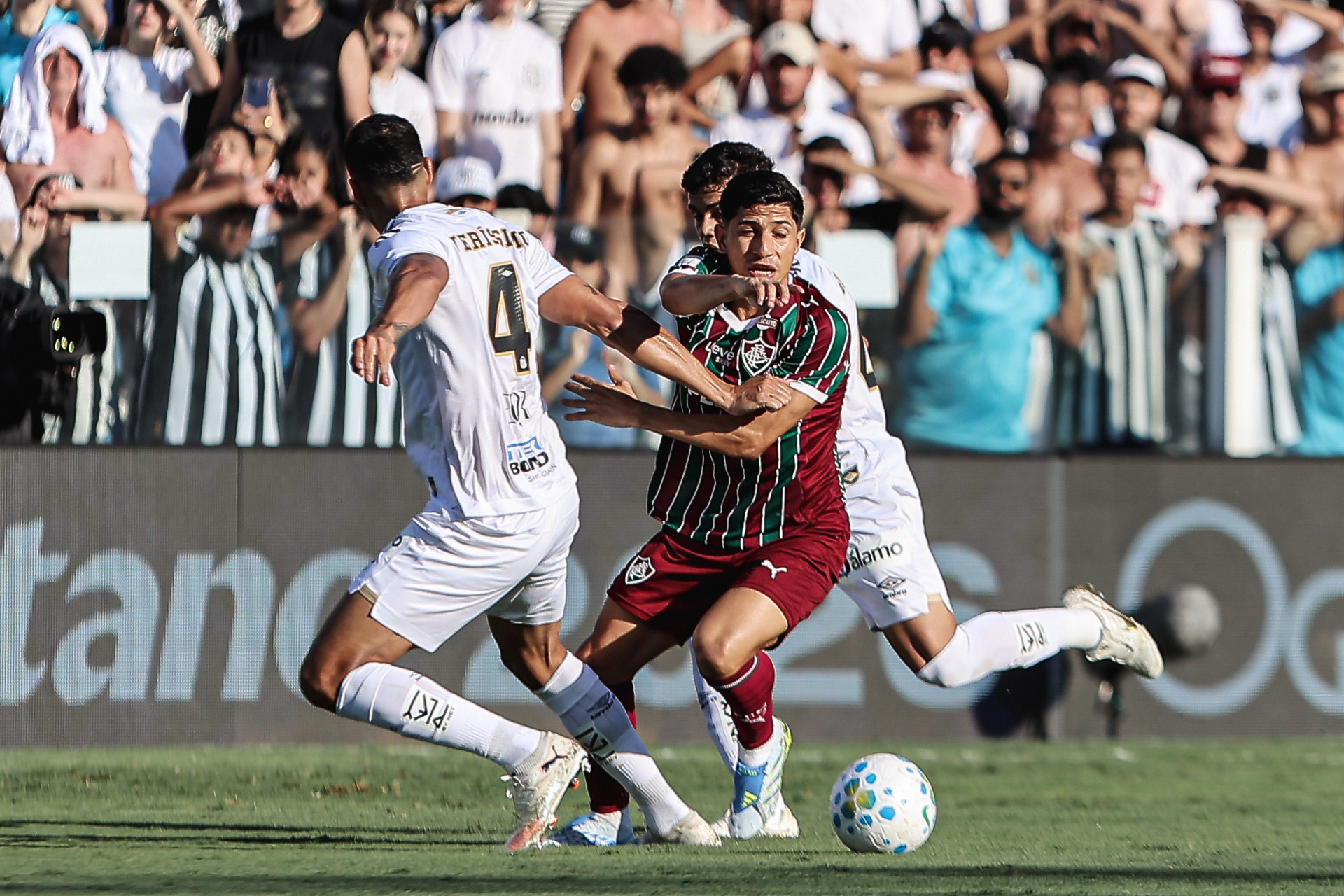Santos, Brasil - 19/04/2026 - Vila Belmiro.   
Fluminense enfrenta o Santos esta tarde na Vila Belmiro pela 12ª rodada do Campeonato Brasileiro 2026.
FOTO: LUCAS MERÇON / FLUMINENSE F.C.

IMPORTANTE: Imagem destinada a uso institucional e divulgação, seu
uso comercial está vetado incondicionalmente por seu autor e o
Fluminense Football Club.É obrigatório mencionar o nome do autor ou
usar a imagem.
.
IMPORTANT: Image intended for institutional use and distribution.
Commercial use is prohibited unconditionally by its author and
Fluminense Football Club. It is mandatory to mention the name of the
author or use the image.
.
IMPORTANTE: Imágen para uso solamente institucional y distribuición. El
uso comercial es prohibido por su autor y por el Fluminense FootballClub. 
És mandatório mencionar el nombre del autor ao usar el imágen. - LUCAS MERÇON / FLUMINENSE F.C.