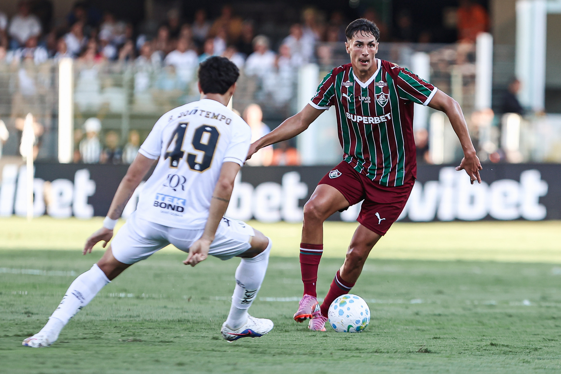 Santos, Brasil - 19/04/2026 - Vila Belmiro.   
Fluminense enfrenta o Santos esta tarde na Vila Belmiro pela 12ª rodada do Campeonato Brasileiro 2026.
FOTO: LUCAS MERÇON / FLUMINENSE F.C.

IMPORTANTE: Imagem destinada a uso institucional e divulgação, seu
uso comercial está vetado incondicionalmente por seu autor e o
Fluminense Football Club.É obrigatório mencionar o nome do autor ou
usar a imagem.
.
IMPORTANT: Image intended for institutional use and distribution.
Commercial use is prohibited unconditionally by its author and
Fluminense Football Club. It is mandatory to mention the name of the
author or use the image.
.
IMPORTANTE: Imágen para uso solamente institucional y distribuición. El
uso comercial es prohibido por su autor y por el Fluminense FootballClub. 
És mandatório mencionar el nombre del autor ao usar el imágen. - LUCAS MERÇON / FLUMINENSE F.C.