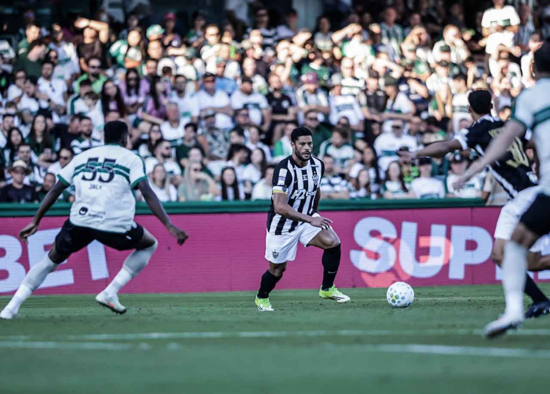 Atl&eacute;tico esbarra na falta de efici&ecirc;ncia e perde para o Coritiba no Couto Pereira