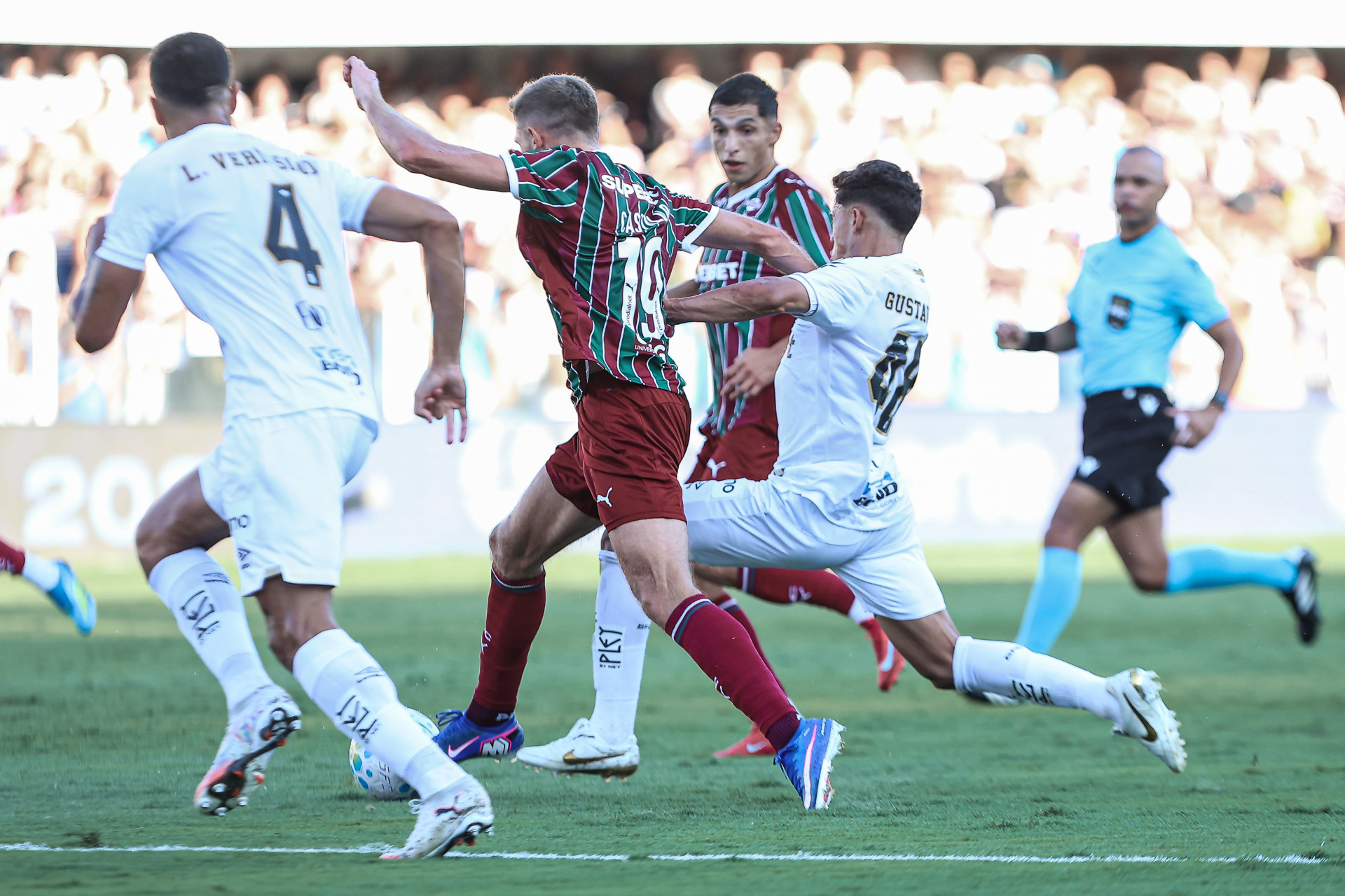 Santos, Brasil - 19/04/2026 - Vila Belmiro.   
Fluminense enfrenta o Santos esta tarde na Vila Belmiro pela 12ª rodada do Campeonato Brasileiro 2026.
FOTO: LUCAS MERÇON / FLUMINENSE F.C.

IMPORTANTE: Imagem destinada a uso institucional e divulgação, seu
uso comercial está vetado incondicionalmente por seu autor e o
Fluminense Football Club.É obrigatório mencionar o nome do autor ou
usar a imagem.
.
IMPORTANT: Image intended for institutional use and distribution.
Commercial use is prohibited unconditionally by its author and
Fluminense Football Club. It is mandatory to mention the name of the
author or use the image.
.
IMPORTANTE: Imágen para uso solamente institucional y distribuición. El
uso comercial es prohibido por su autor y por el Fluminense FootballClub. 
És mandatório mencionar el nombre del autor ao usar el imágen. - LUCAS MERÇON / FLUMINENSE F.C.