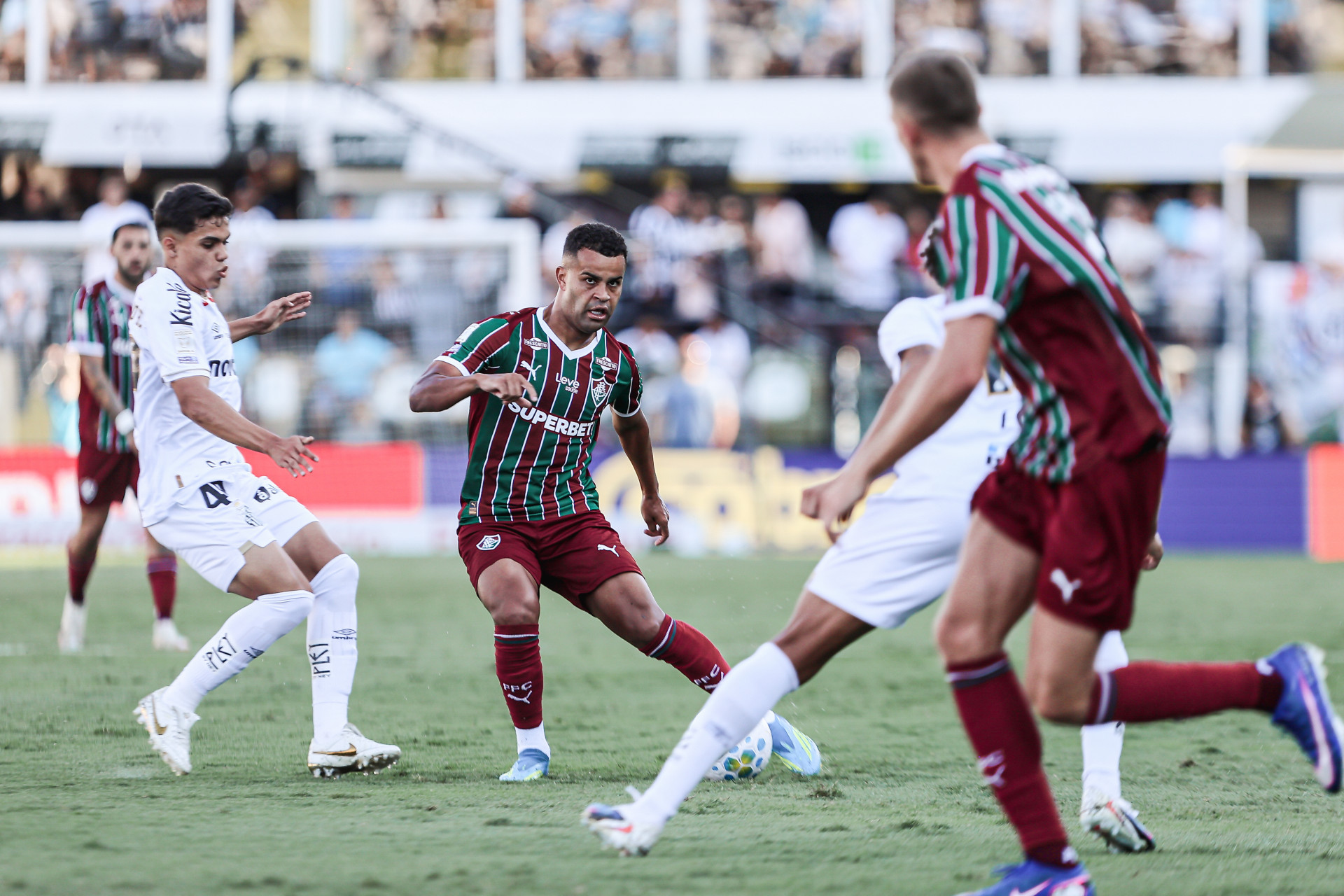 Santos, Brasil - 19/04/2026 - Vila Belmiro.   
Fluminense enfrenta o Santos esta tarde na Vila Belmiro pela 12ª rodada do Campeonato Brasileiro 2026.
FOTO: LUCAS MERÇON / FLUMINENSE F.C.

IMPORTANTE: Imagem destinada a uso institucional e divulgação, seu
uso comercial está vetado incondicionalmente por seu autor e o
Fluminense Football Club.É obrigatório mencionar o nome do autor ou
usar a imagem.
.
IMPORTANT: Image intended for institutional use and distribution.
Commercial use is prohibited unconditionally by its author and
Fluminense Football Club. It is mandatory to mention the name of the
author or use the image.
.
IMPORTANTE: Imágen para uso solamente institucional y distribuición. El
uso comercial es prohibido por su autor y por el Fluminense FootballClub. 
És mandatório mencionar el nombre del autor ao usar el imágen. - LUCAS MERÇON / FLUMINENSE F.C.