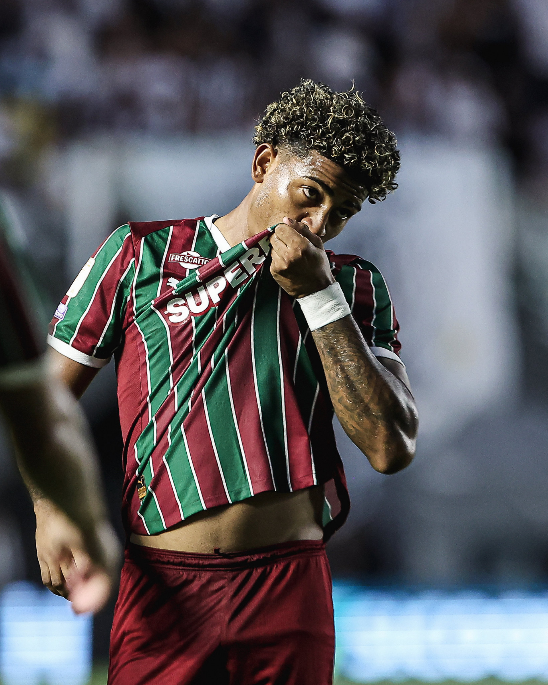 John Kennedy comemora gol da virada do Fluminense contra o Santos, na Vila Belmiro - LUCAS MERÇON / FLUMINENSE F.C.