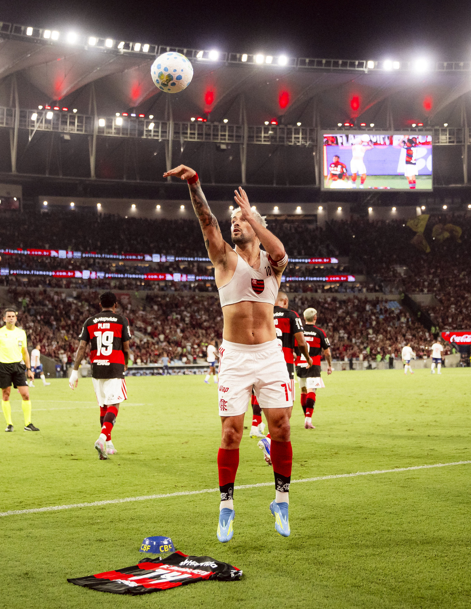 Com homenagem de Arrascaeta a Oscar Schmidt, Flamengo vence o Bahia no Maracanã