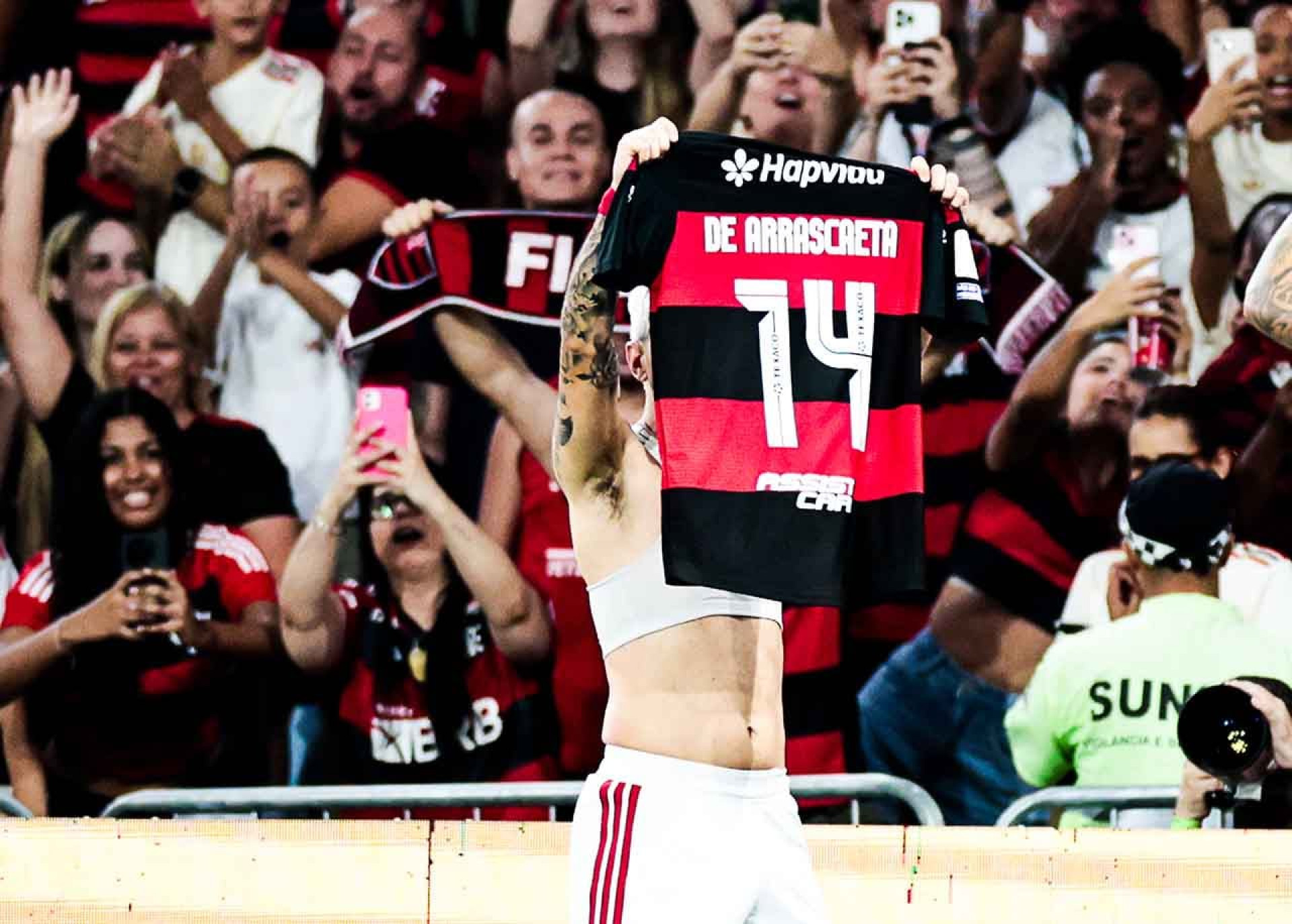 Arrascaeta faz homenagem a Oscar Schmidt em jogo do Flamengo, mas leva amarelo; veja