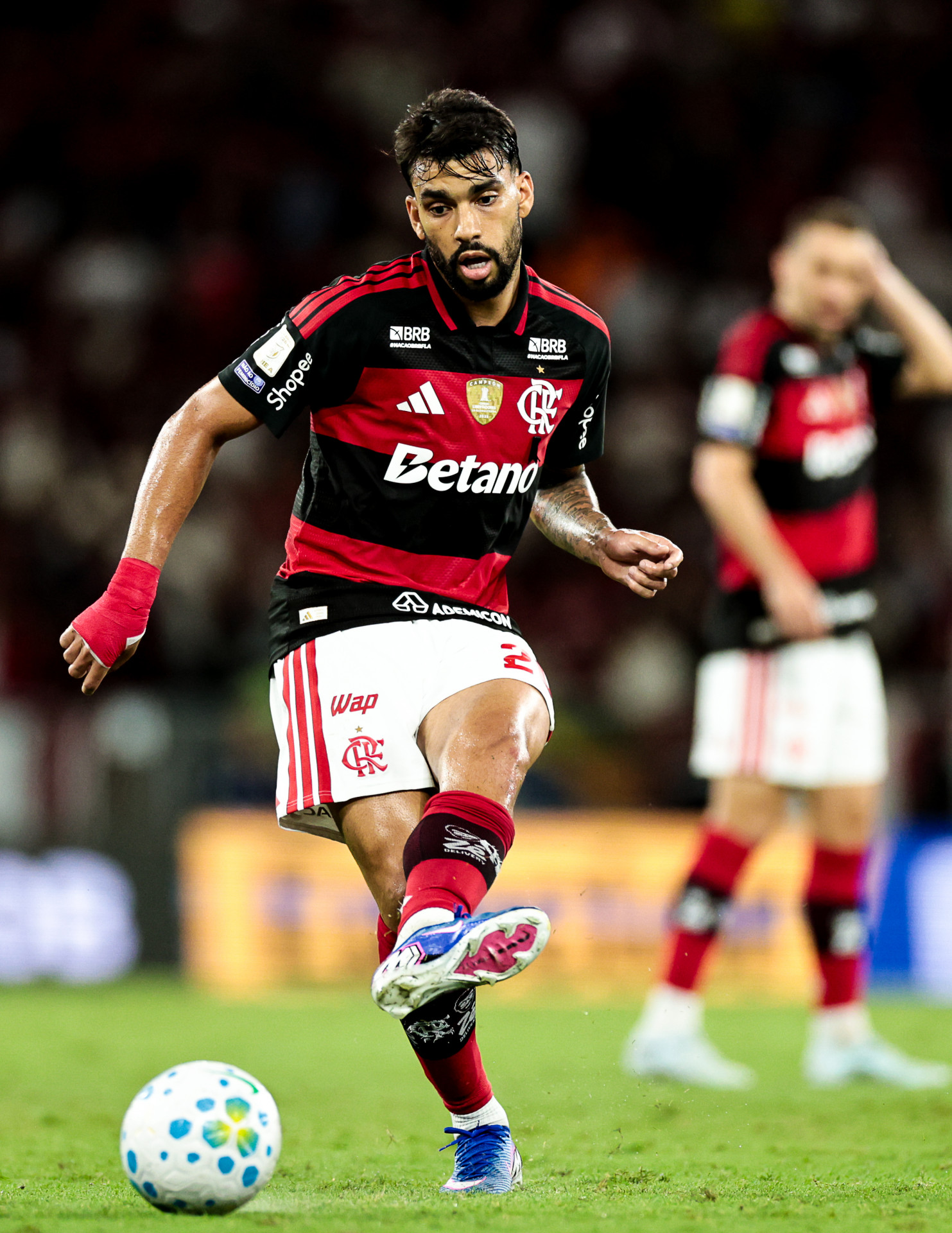 Após vitória do Flamengo, Lucas Paquetá deixa o gramado com dores