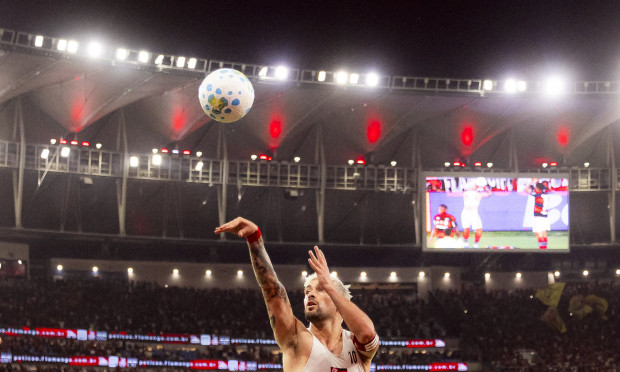 Com homenagem de Arrascaeta a Oscar Schmidt, Flamengo vence o Bahia