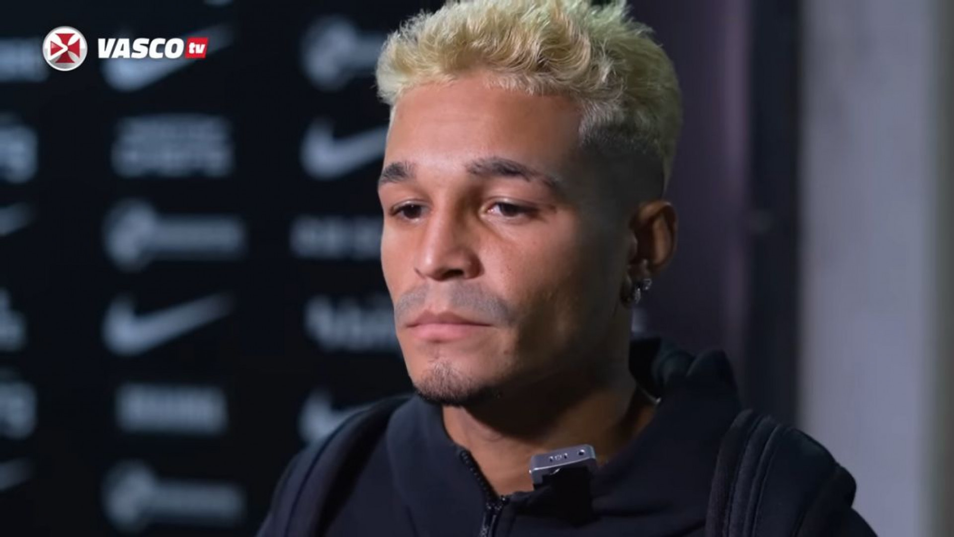 Adson entra bem em vitória do Vasco e responde sobre possível vaga no time titular