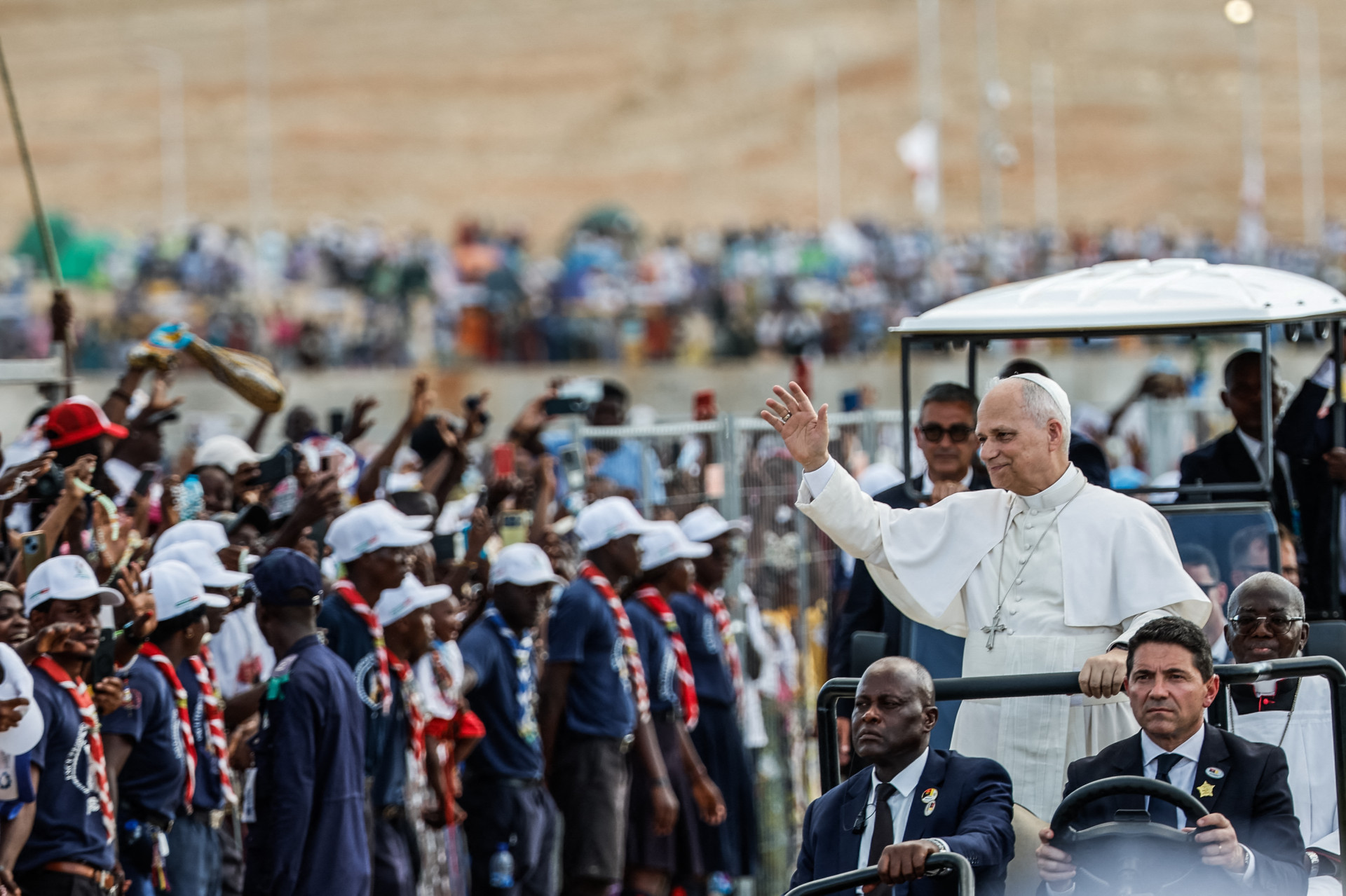 Papa Leão XIV faz apelo por esperança em missa para 100 mil pessoas em Angola