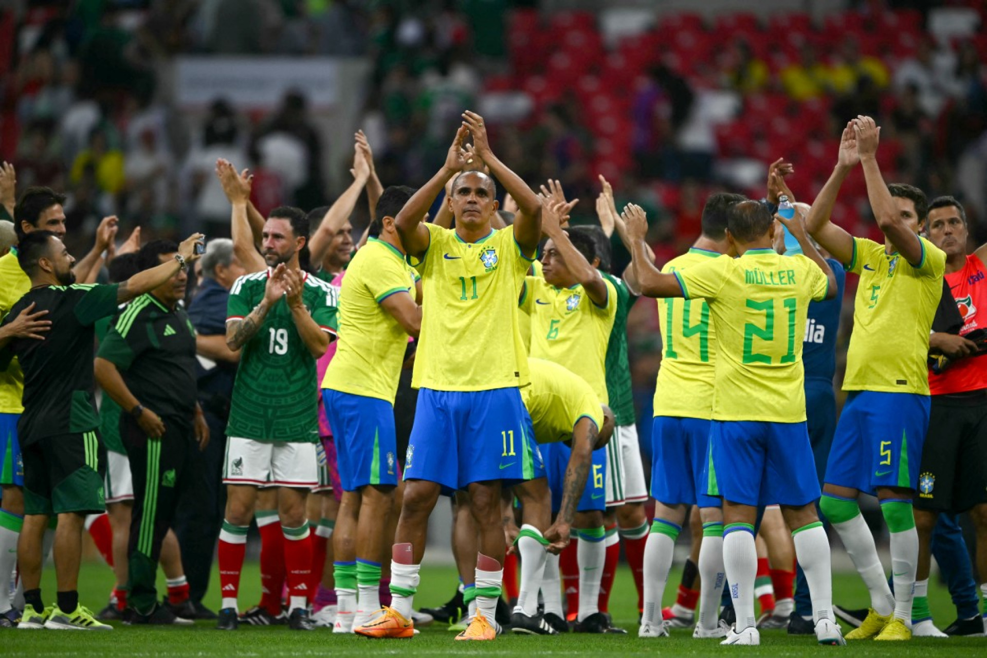 Adriano e Kaká marcam, mas Brasil perde para o México em encontro de lendas