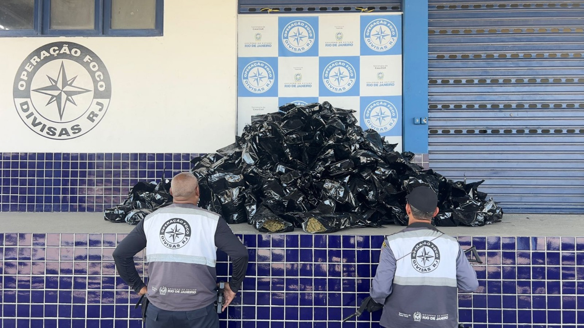 Homem é preso com quase 500 embalagens de maconha na Via Dutra