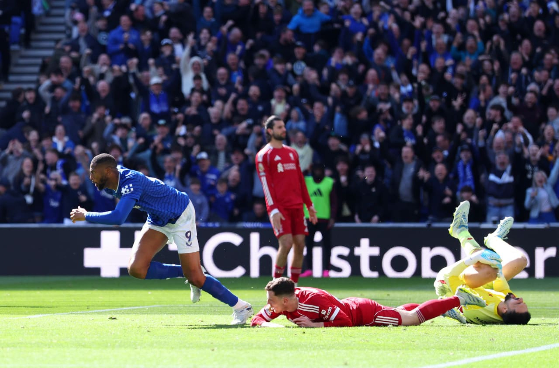 Liverpool passa pelo Everton com gol no fim dos acr&eacute;scimos