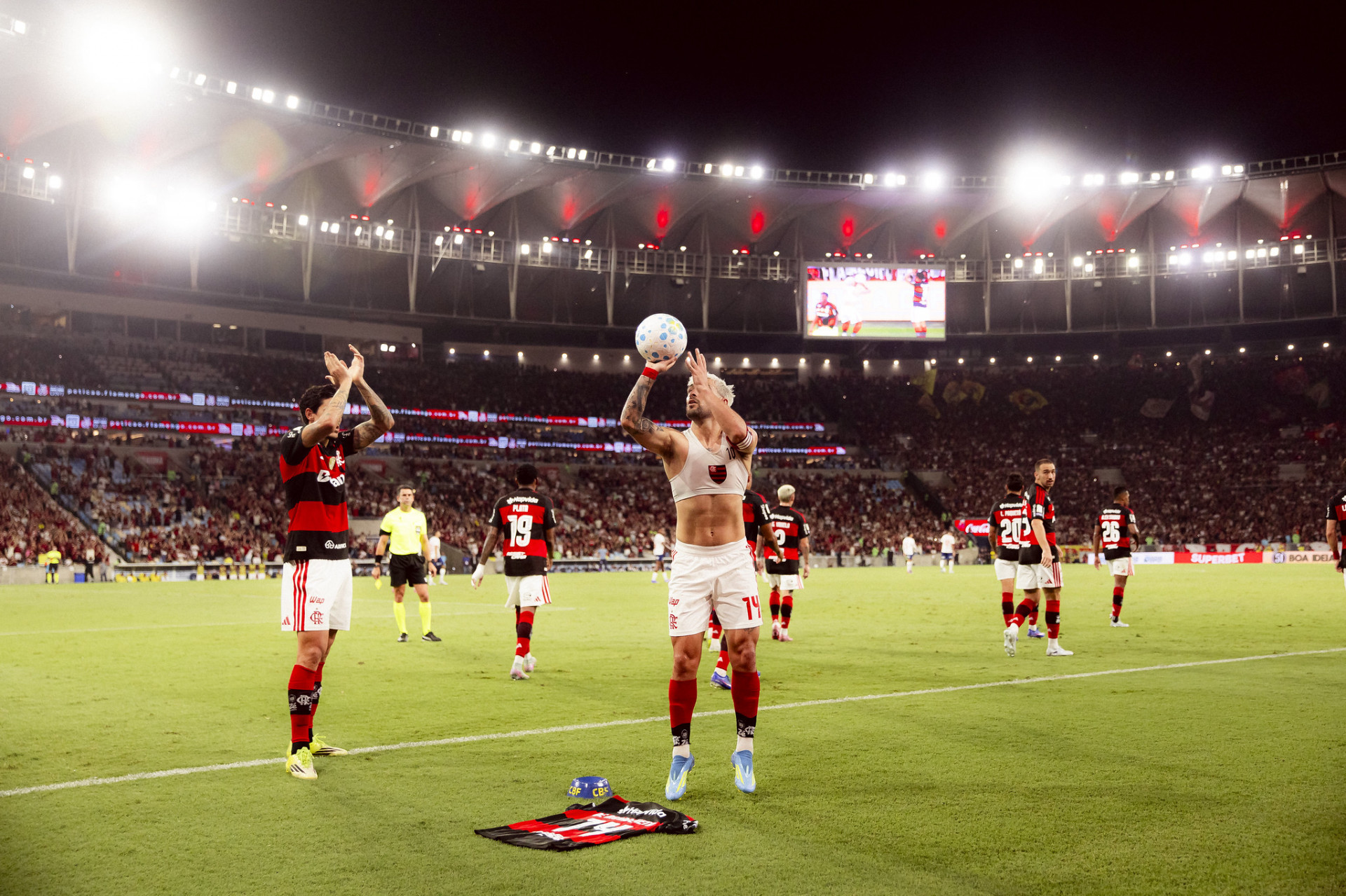 O meia Arrascaeta voltou a vestir a camisa 14 e homenageou Oscar Schmidt na comemoração do primeiro gol rubro-negro no Maracanã - Adriano Fontes/Flamengo