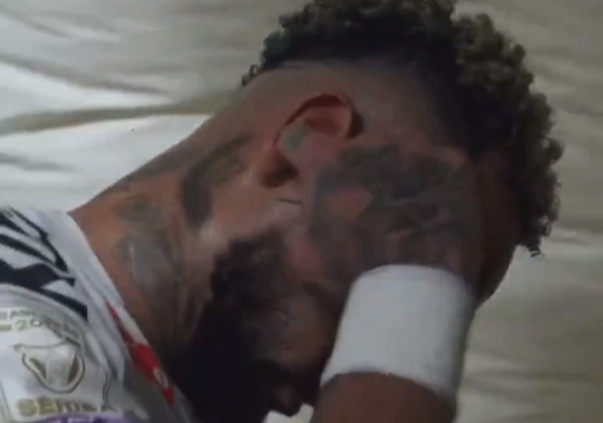 Neymar explica gesto na sa&iacute;da de campo