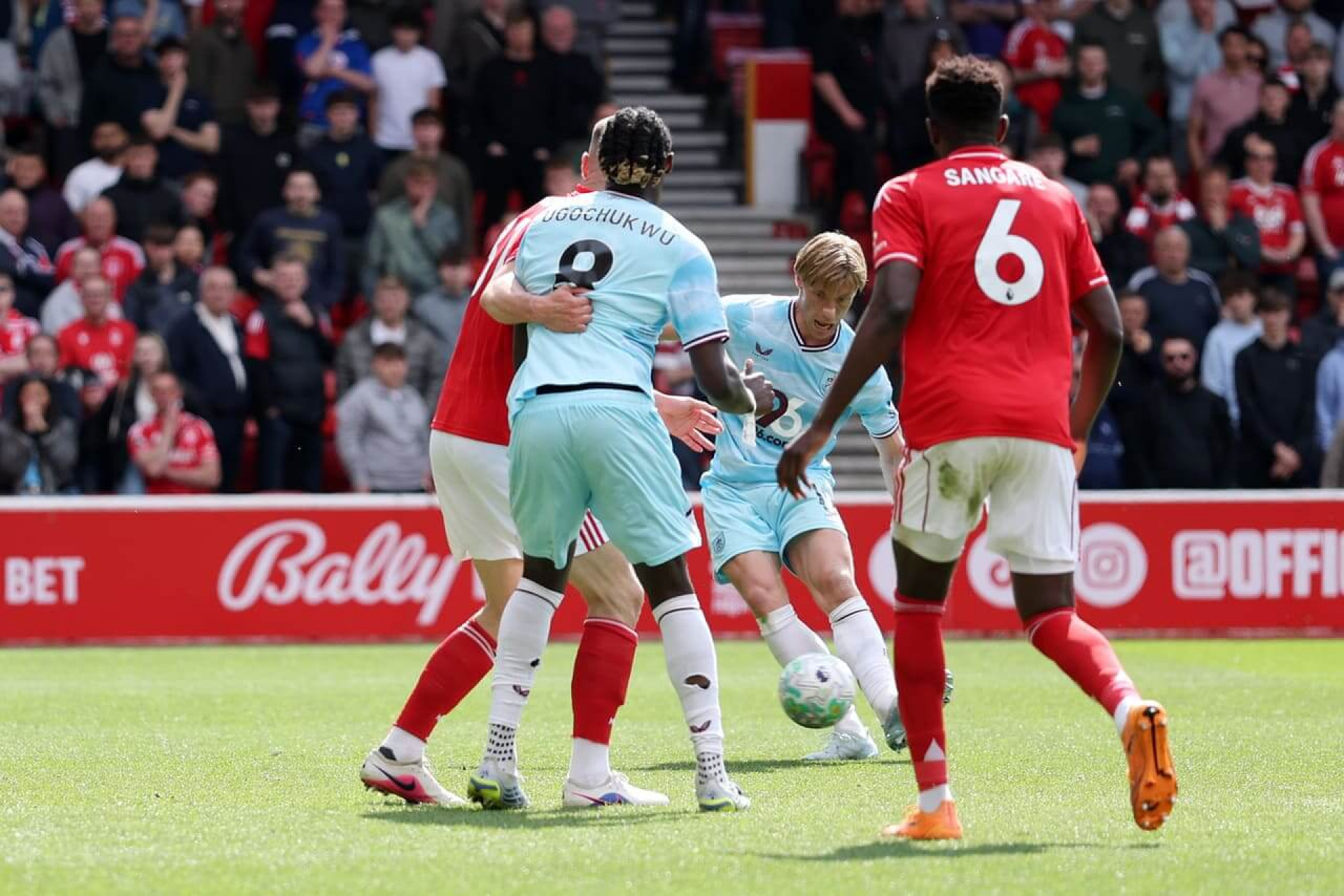 Com hat-trick de Gibbs-White e um de Igor Jesus, Nottingham goleia