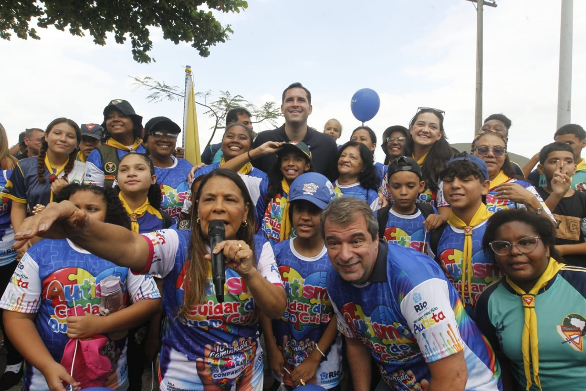 O prefeito Eduardo Cavaliere (no alto) compareceu &agrave; caminhada - Reginaldo Pimenta/Ag&ecirc;ncia O Dia